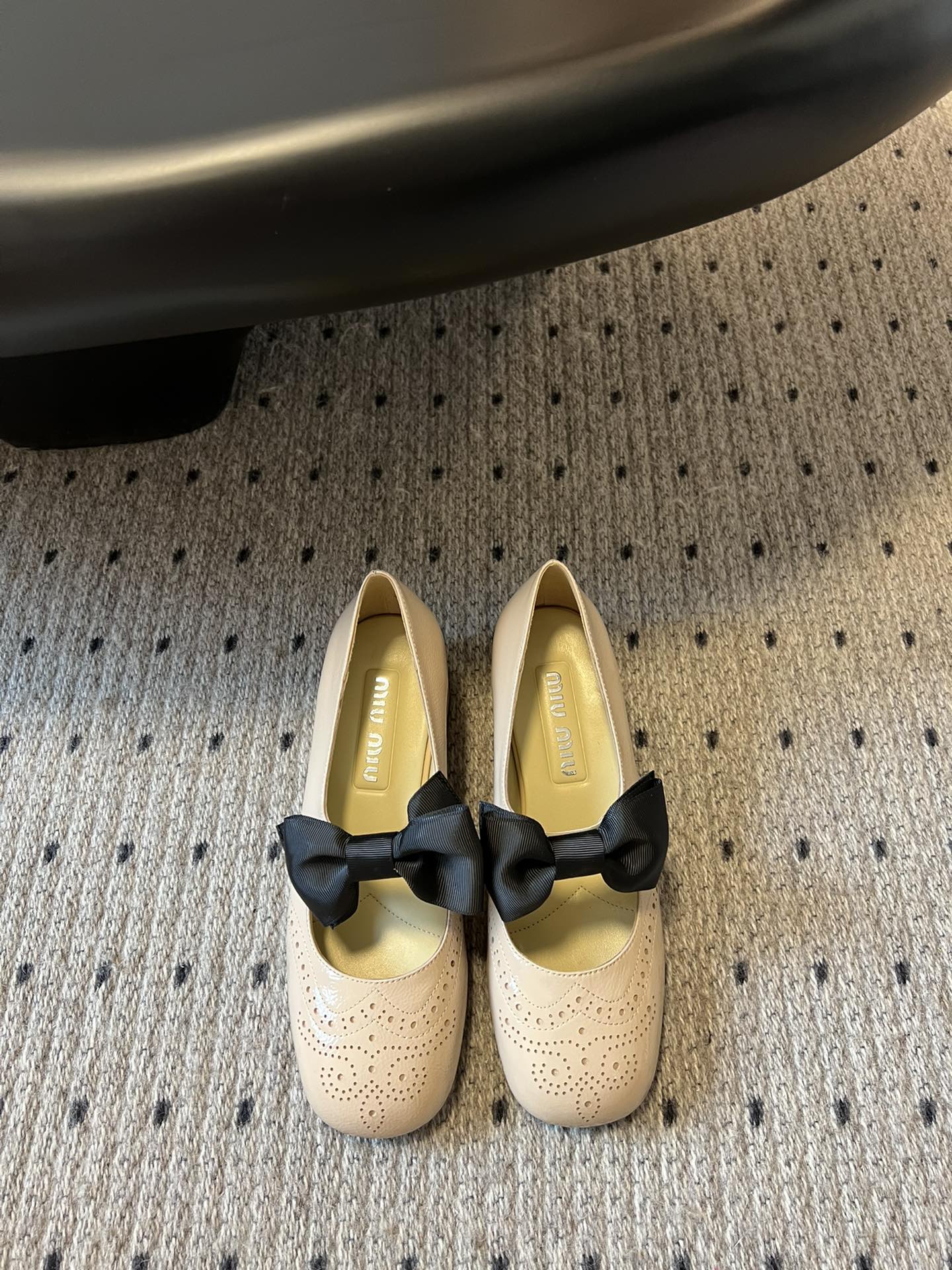 
Miu Miu | 缪缪 2025早春新品蝴蝶结粗跟玛丽珍

专柜主打最新走秀款 蝴蝶结复古玛丽珍粗跟