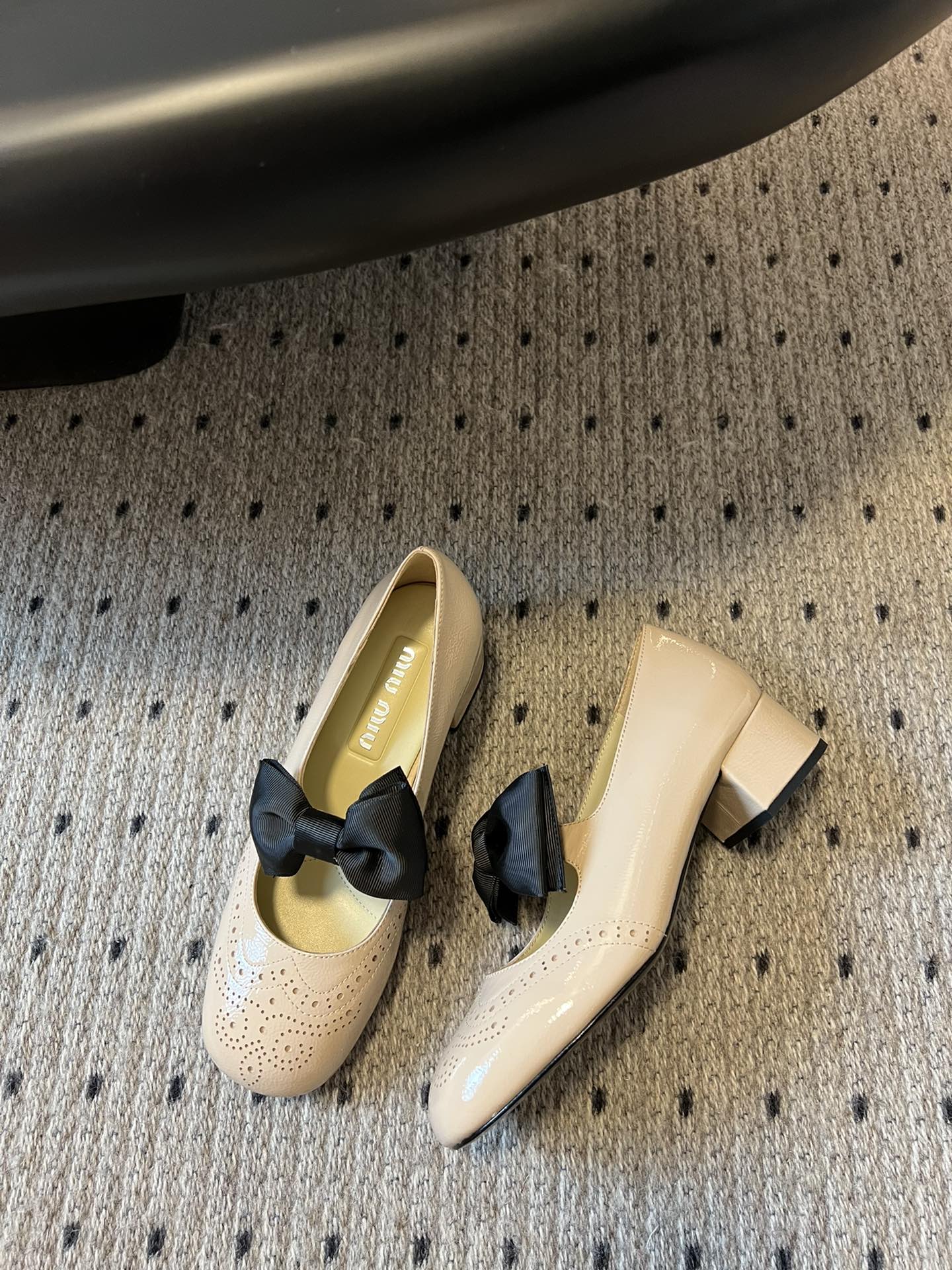 
Miu Miu | 缪缪 2025早春新品蝴蝶结粗跟玛丽珍

专柜主打最新走秀款 蝴蝶结复古玛丽珍粗跟