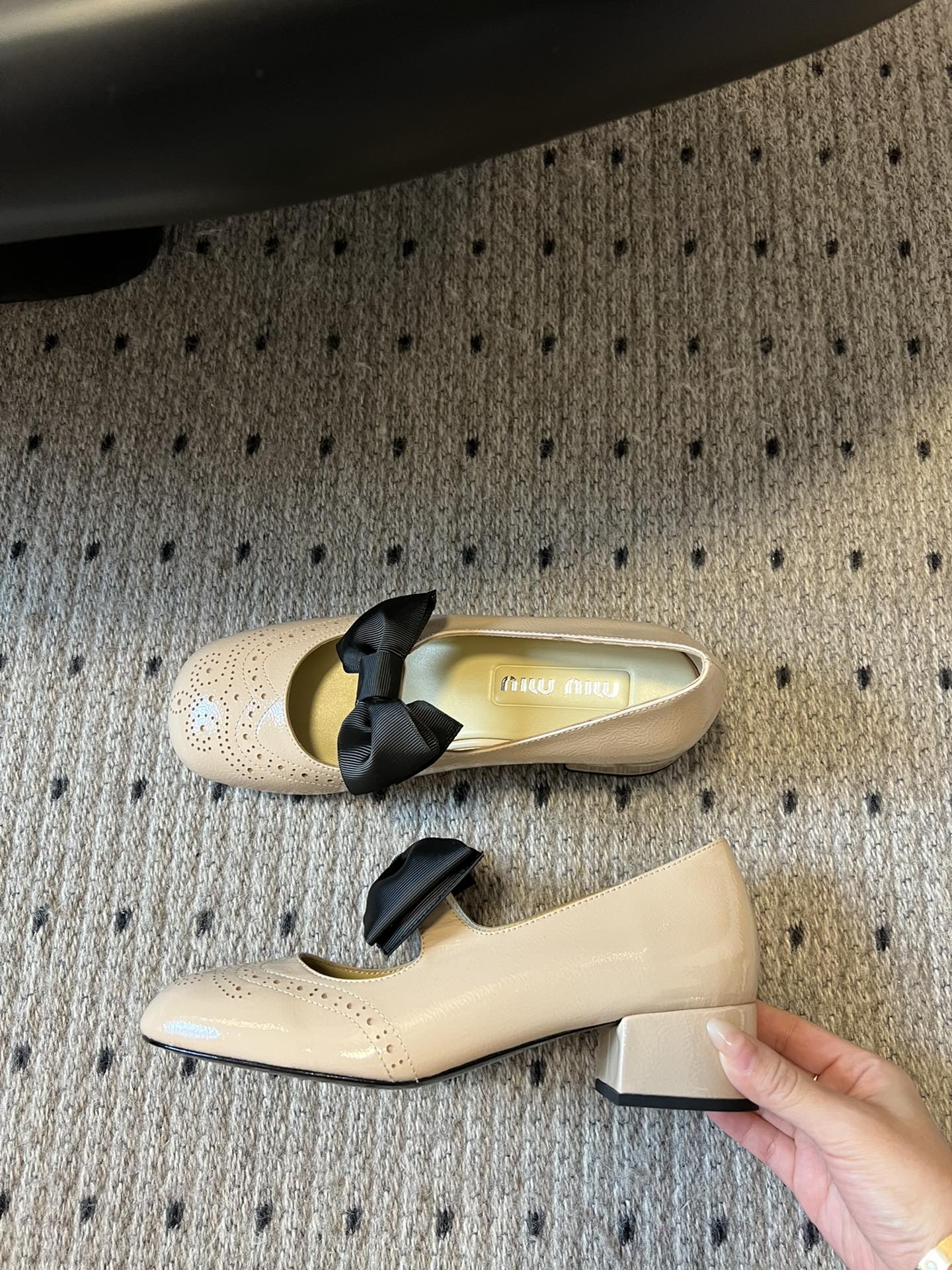 
Miu Miu | 缪缪 2025早春新品蝴蝶结粗跟玛丽珍

专柜主打最新走秀款 蝴蝶结复古玛丽珍粗跟
