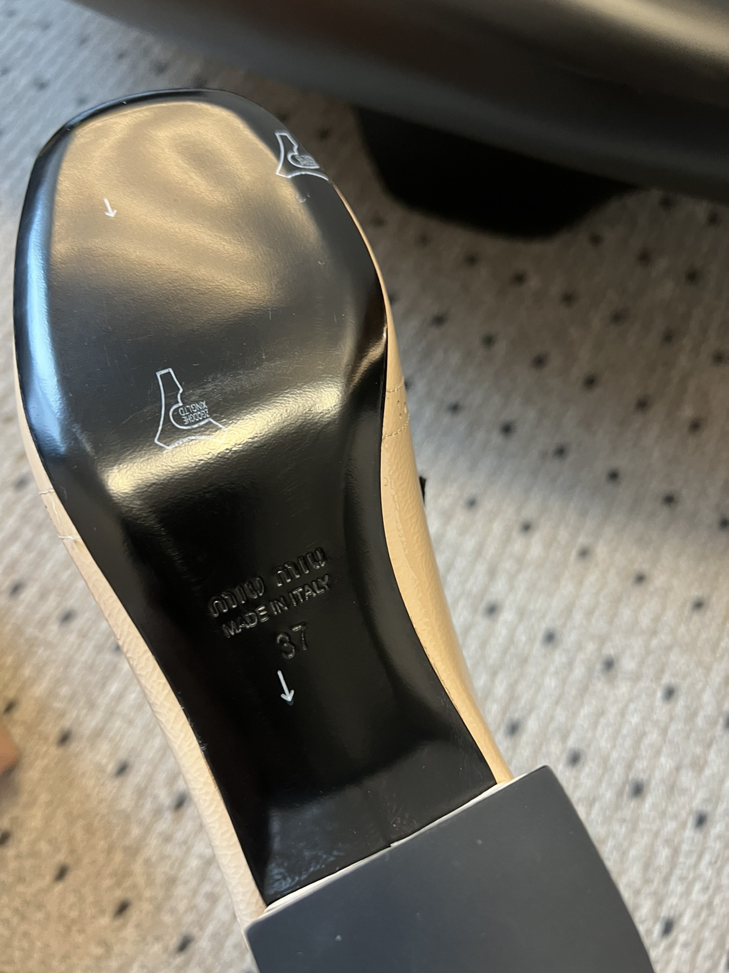 
Miu Miu | 缪缪 2025早春新品蝴蝶结粗跟玛丽珍

专柜主打最新走秀款 蝴蝶结复古玛丽珍粗跟
