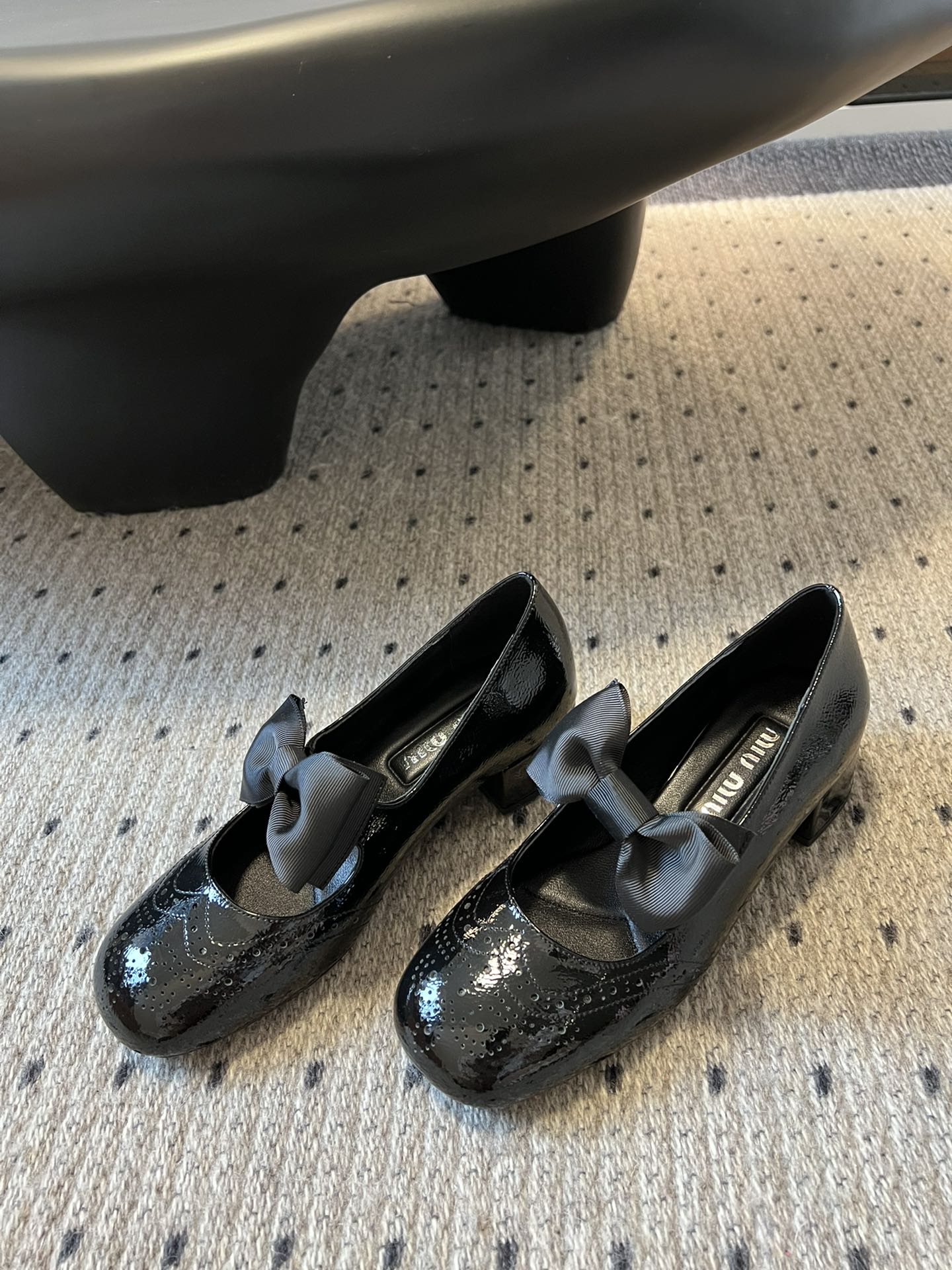 
Miu Miu | 缪缪 2025早春新品蝴蝶结粗跟玛丽珍

专柜主打最新走秀款 蝴蝶结复古玛丽珍粗跟
