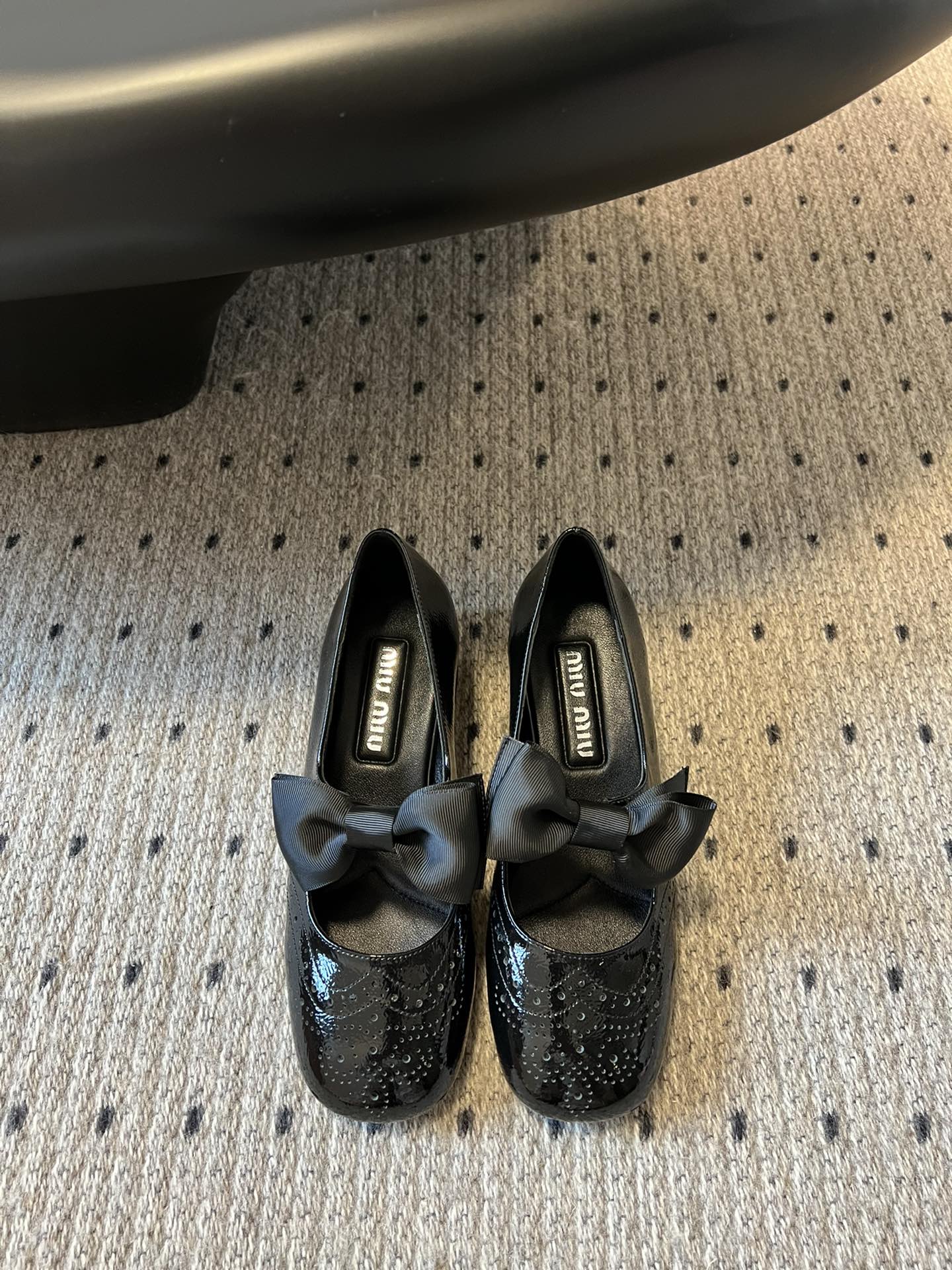 
Miu Miu | 缪缪 2025早春新品蝴蝶结粗跟玛丽珍

专柜主打最新走秀款 蝴蝶结复古玛丽珍粗跟