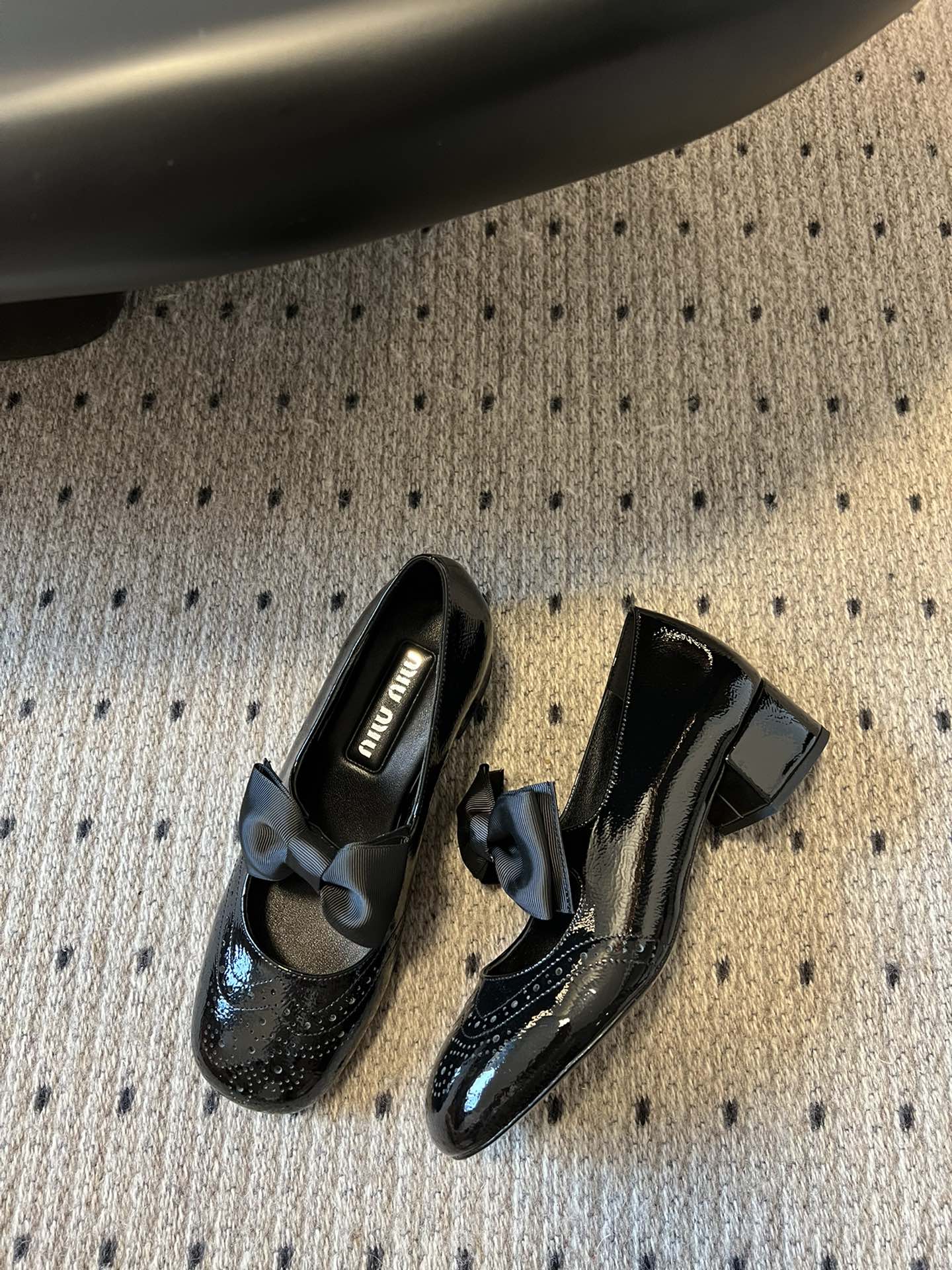 
Miu Miu | 缪缪 2025早春新品蝴蝶结粗跟玛丽珍

专柜主打最新走秀款 蝴蝶结复古玛丽珍粗跟