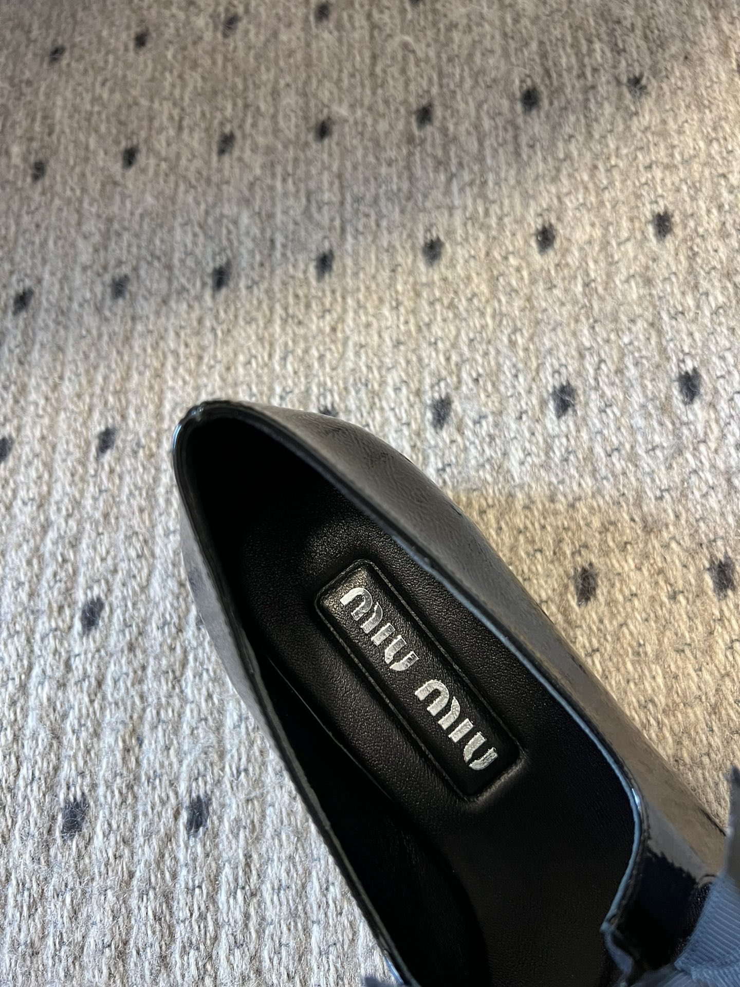 
Miu Miu | 缪缪 2025早春新品蝴蝶结粗跟玛丽珍

专柜主打最新走秀款 蝴蝶结复古玛丽珍粗跟