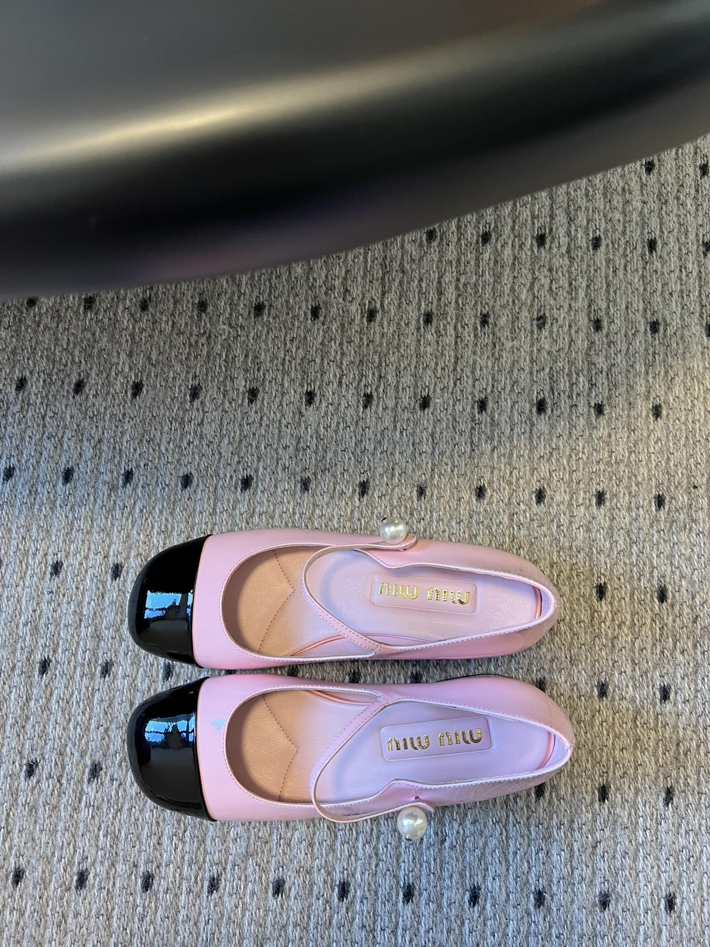 
Miu Miu | 缪缪 2025早春新品珍珠扣粗跟玛丽珍

专柜主打最新走秀款 蝴蝶结复古玛丽珍粗跟
