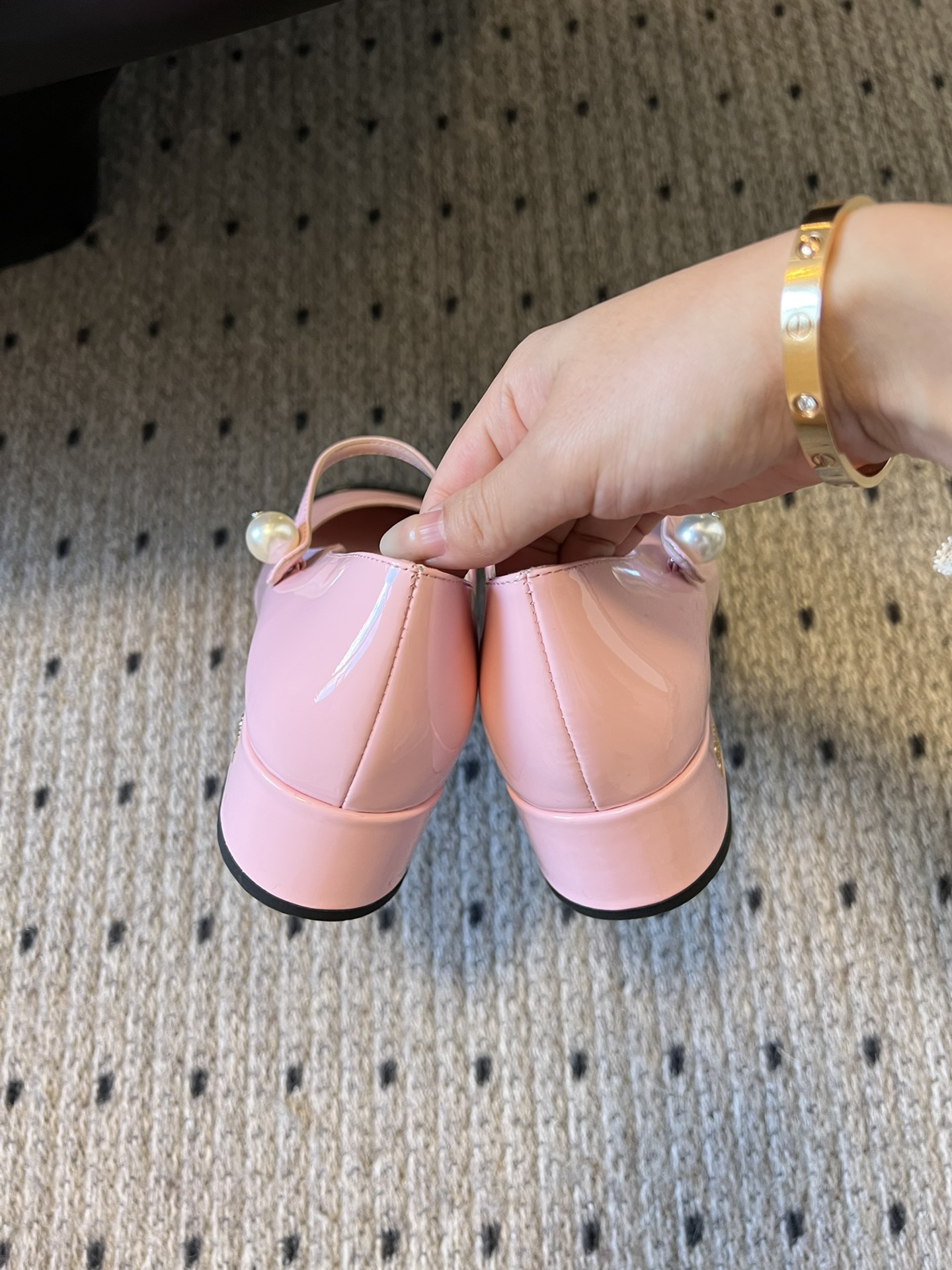 
Miu Miu | 缪缪 2025早春新品珍珠扣粗跟玛丽珍

专柜主打最新走秀款 蝴蝶结复古玛丽珍粗跟
