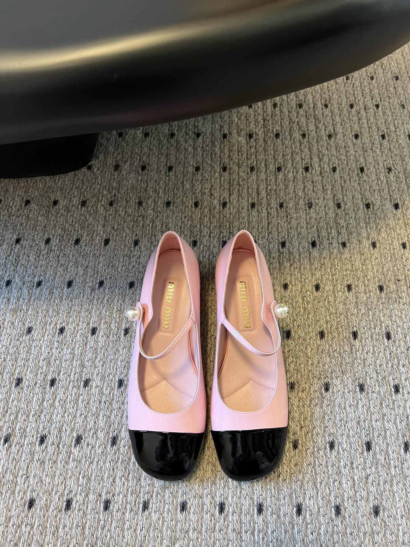 
Miu Miu | 缪缪 2025早春新品珍珠扣粗跟玛丽珍

专柜主打最新走秀款 蝴蝶结复古玛丽珍粗跟