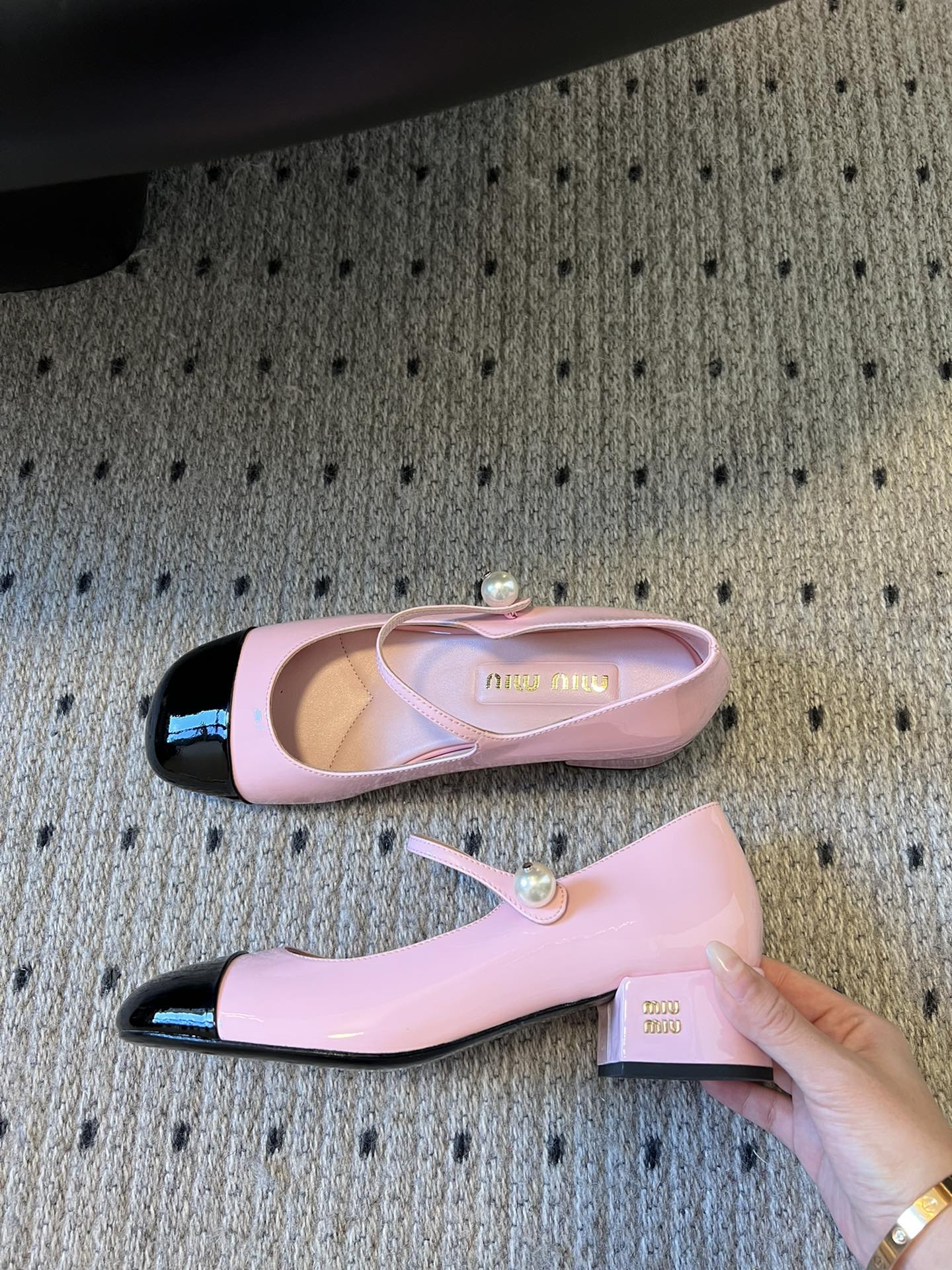 
Miu Miu | 缪缪 2025早春新品珍珠扣粗跟玛丽珍

专柜主打最新走秀款 蝴蝶结复古玛丽珍粗跟