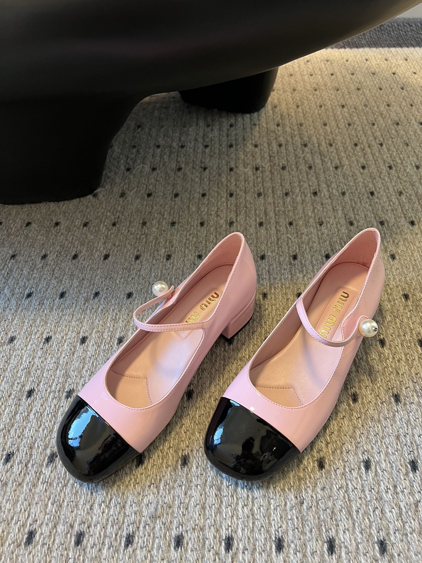 
Miu Miu | 缪缪 2025早春新品珍珠扣粗跟玛丽珍

专柜主打最新走秀款 蝴蝶结复古玛丽珍粗跟
