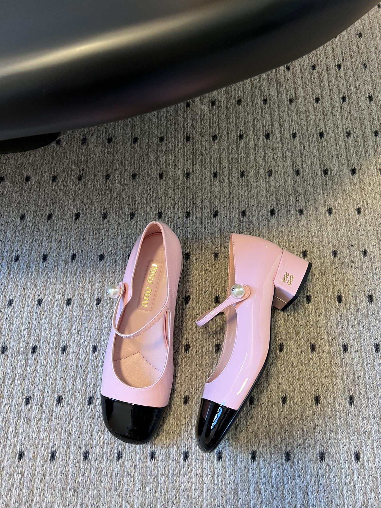 
Miu Miu | 缪缪 2025早春新品珍珠扣粗跟玛丽珍

专柜主打最新走秀款 蝴蝶结复古玛丽珍粗跟