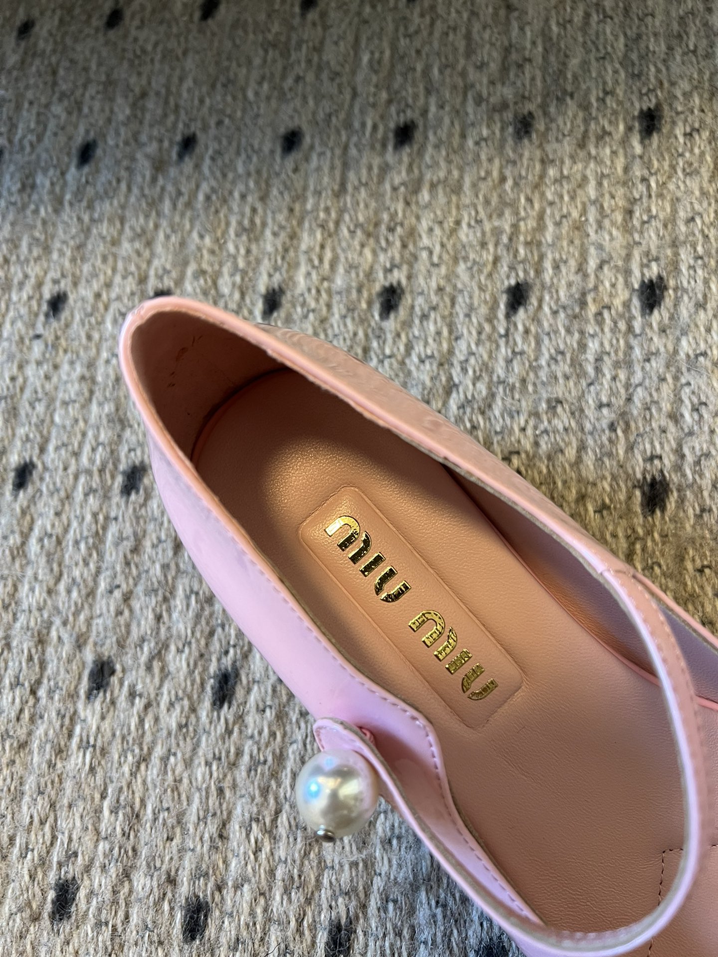 
Miu Miu | 缪缪 2025早春新品珍珠扣粗跟玛丽珍

专柜主打最新走秀款 蝴蝶结复古玛丽珍粗跟