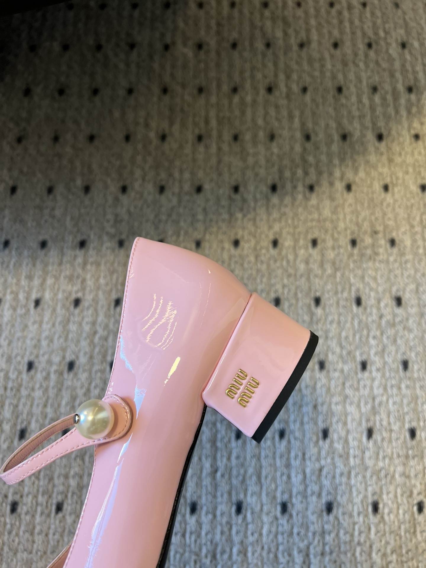 
Miu Miu | 缪缪 2025早春新品珍珠扣粗跟玛丽珍

专柜主打最新走秀款 蝴蝶结复古玛丽珍粗跟
