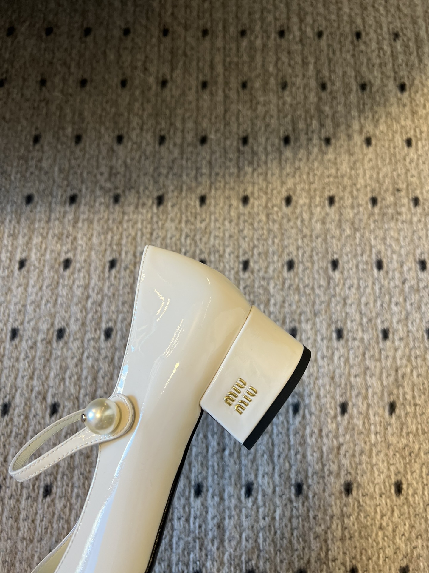 
Miu Miu | 缪缪 2025早春新品珍珠扣粗跟玛丽珍

专柜主打最新走秀款 蝴蝶结复古玛丽珍粗跟