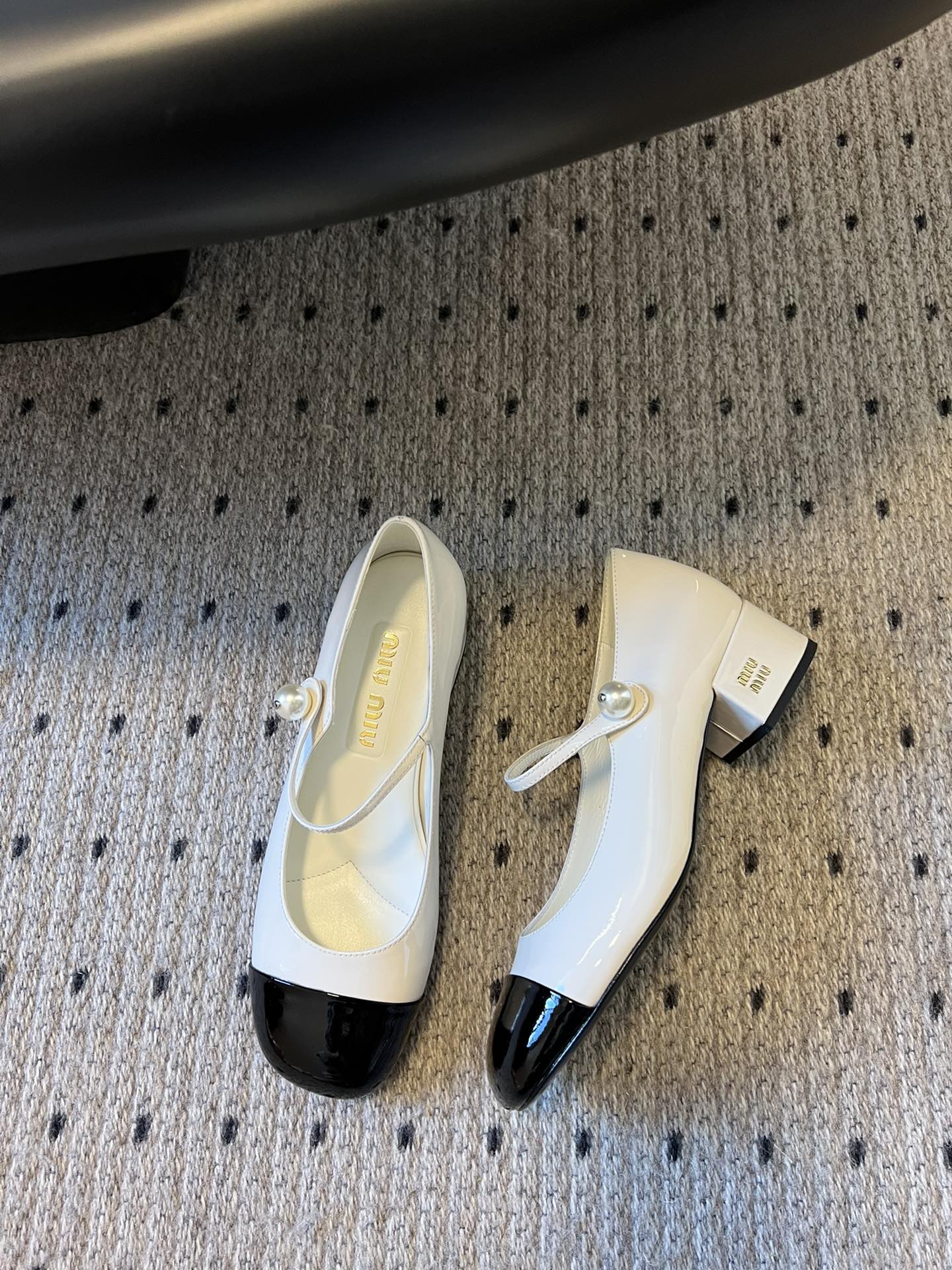 
Miu Miu | 缪缪 2025早春新品珍珠扣粗跟玛丽珍

专柜主打最新走秀款 蝴蝶结复古玛丽珍粗跟