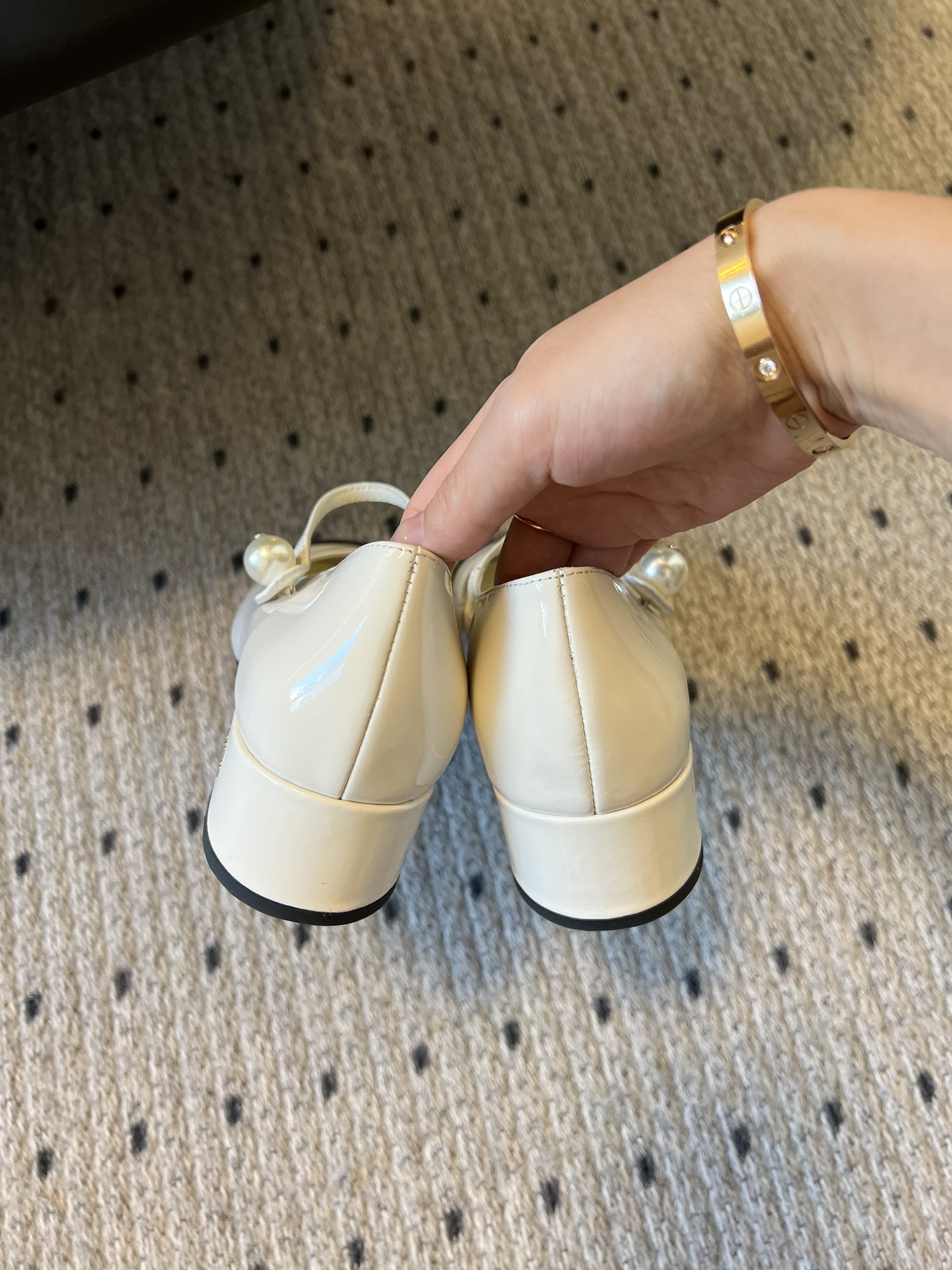 
Miu Miu | 缪缪 2025早春新品珍珠扣粗跟玛丽珍

专柜主打最新走秀款 蝴蝶结复古玛丽珍粗跟