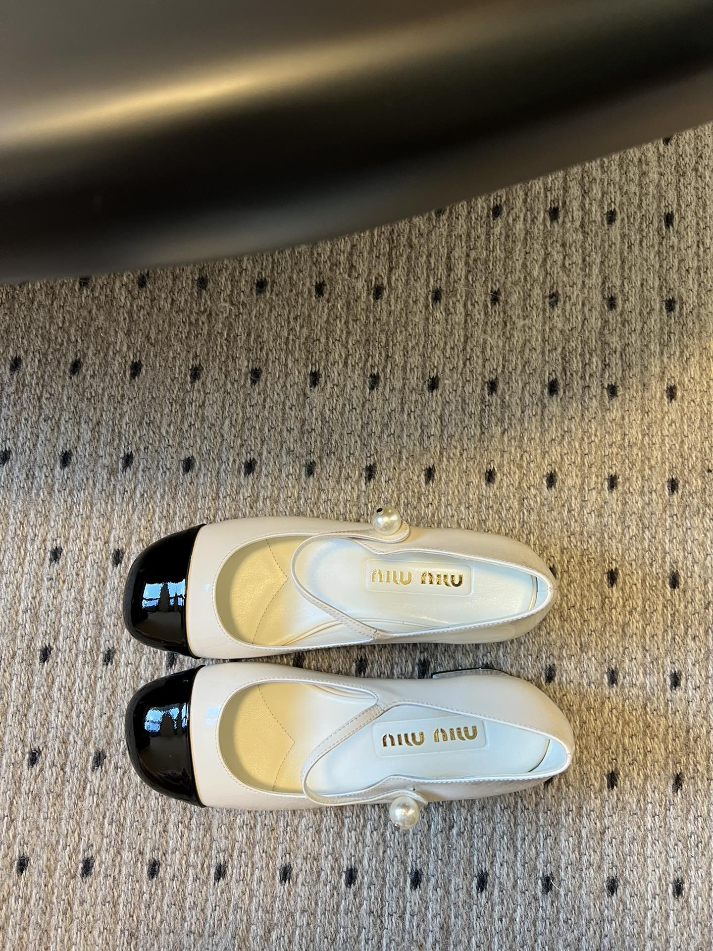
Miu Miu | 缪缪 2025早春新品珍珠扣粗跟玛丽珍

专柜主打最新走秀款 蝴蝶结复古玛丽珍粗跟