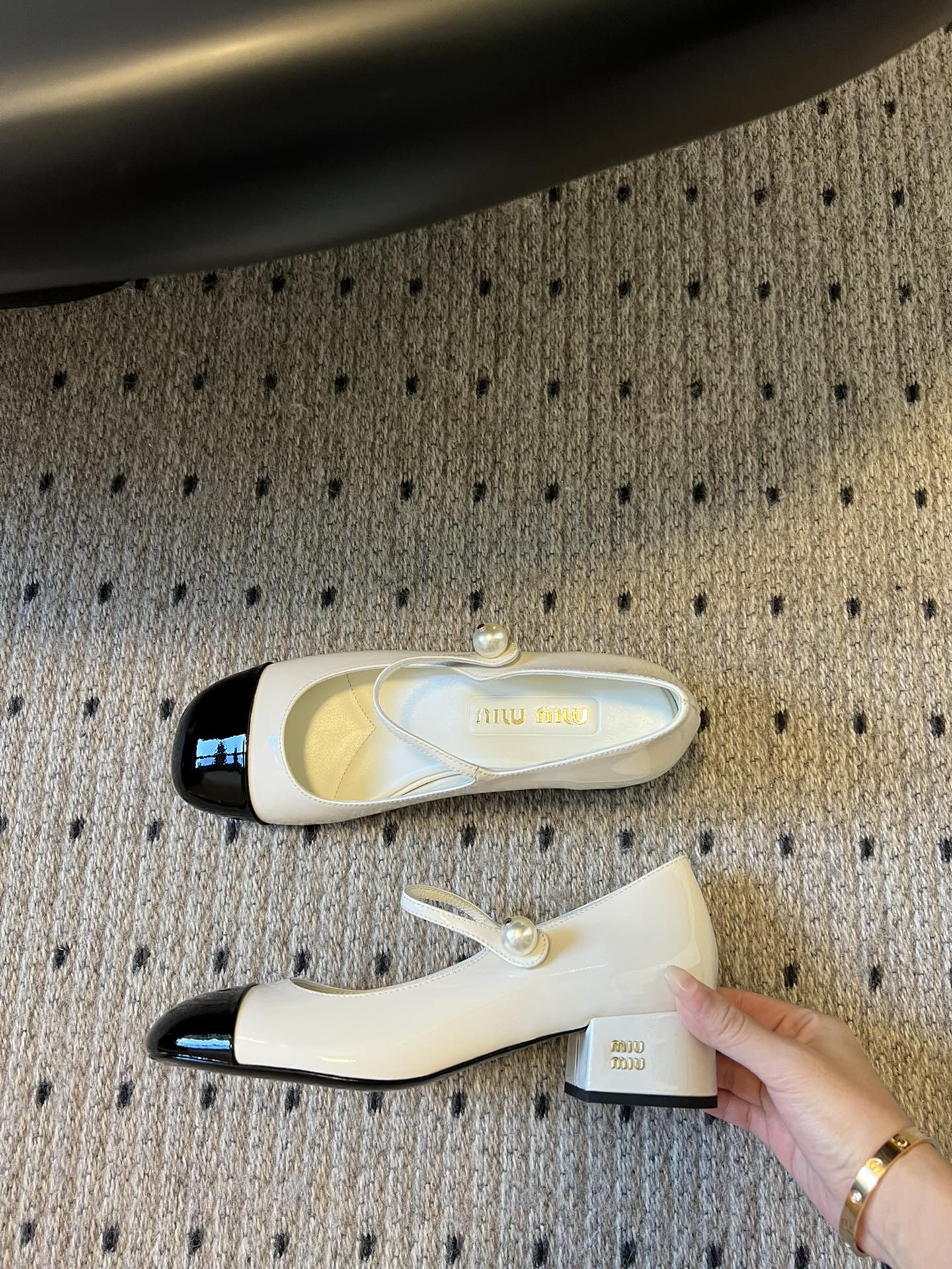 
Miu Miu | 缪缪 2025早春新品珍珠扣粗跟玛丽珍

专柜主打最新走秀款 蝴蝶结复古玛丽珍粗跟