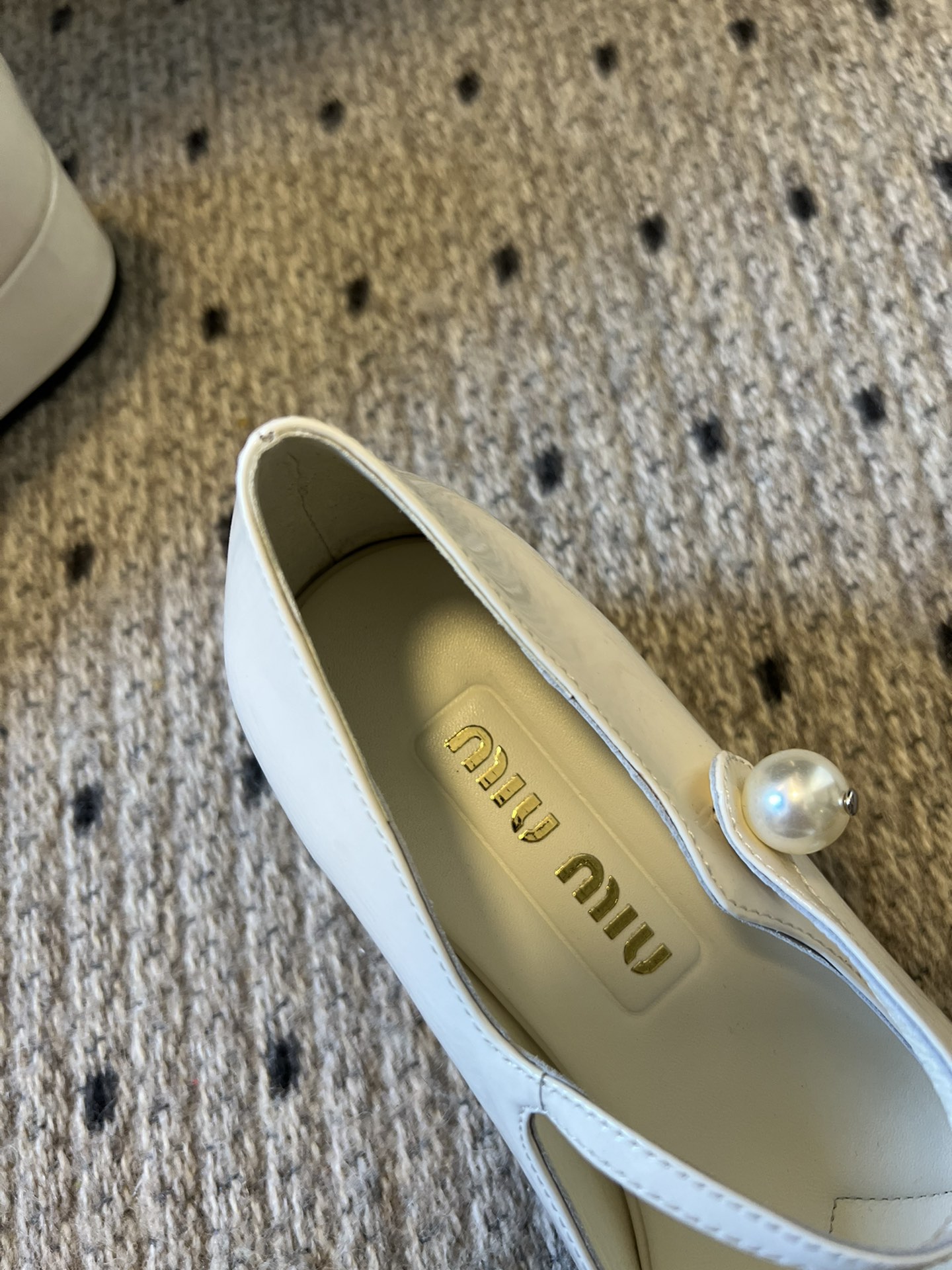 
Miu Miu | 缪缪 2025早春新品珍珠扣粗跟玛丽珍

专柜主打最新走秀款 蝴蝶结复古玛丽珍粗跟