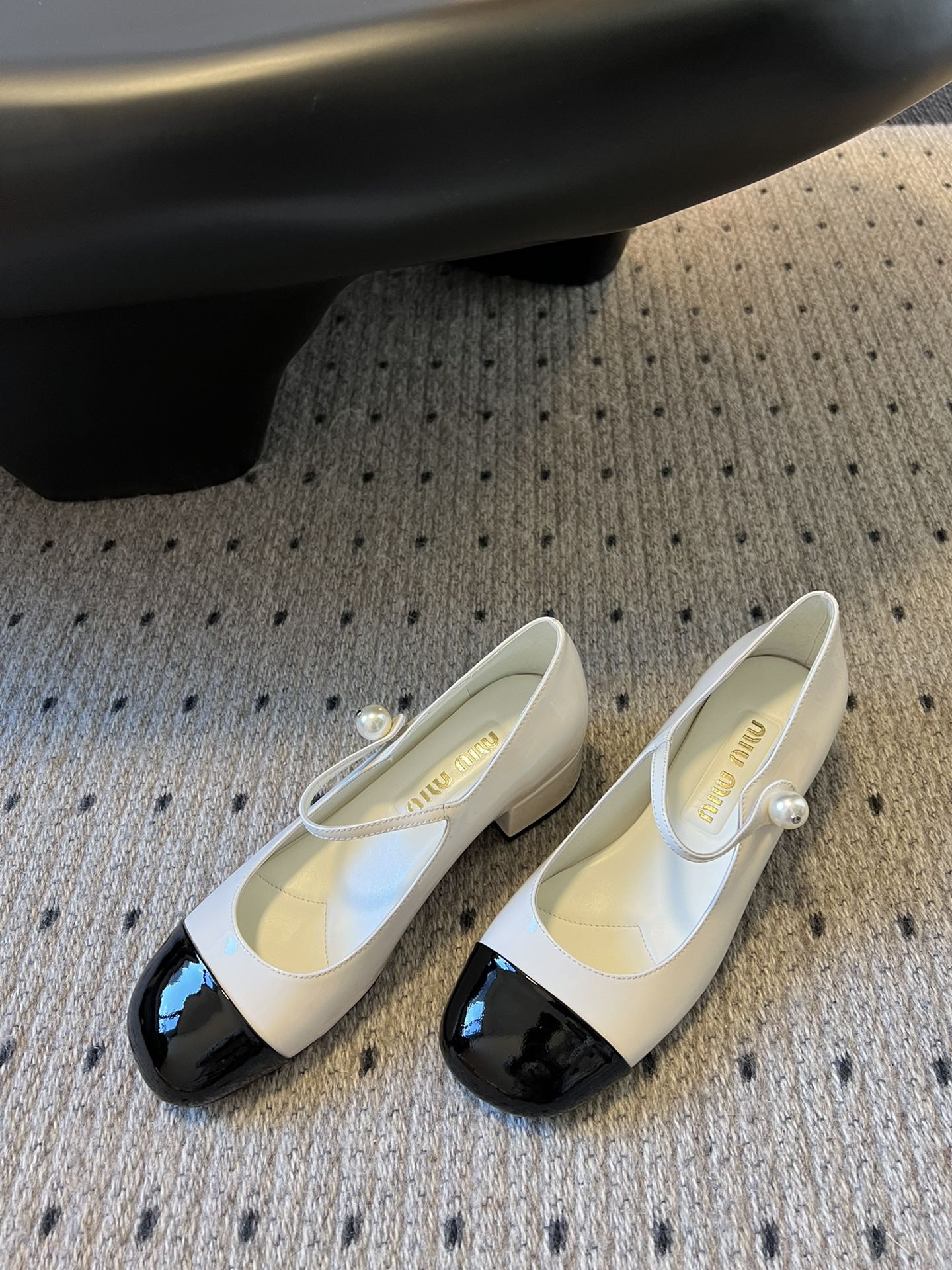 
Miu Miu | 缪缪 2025早春新品珍珠扣粗跟玛丽珍

专柜主打最新走秀款 蝴蝶结复古玛丽珍粗跟