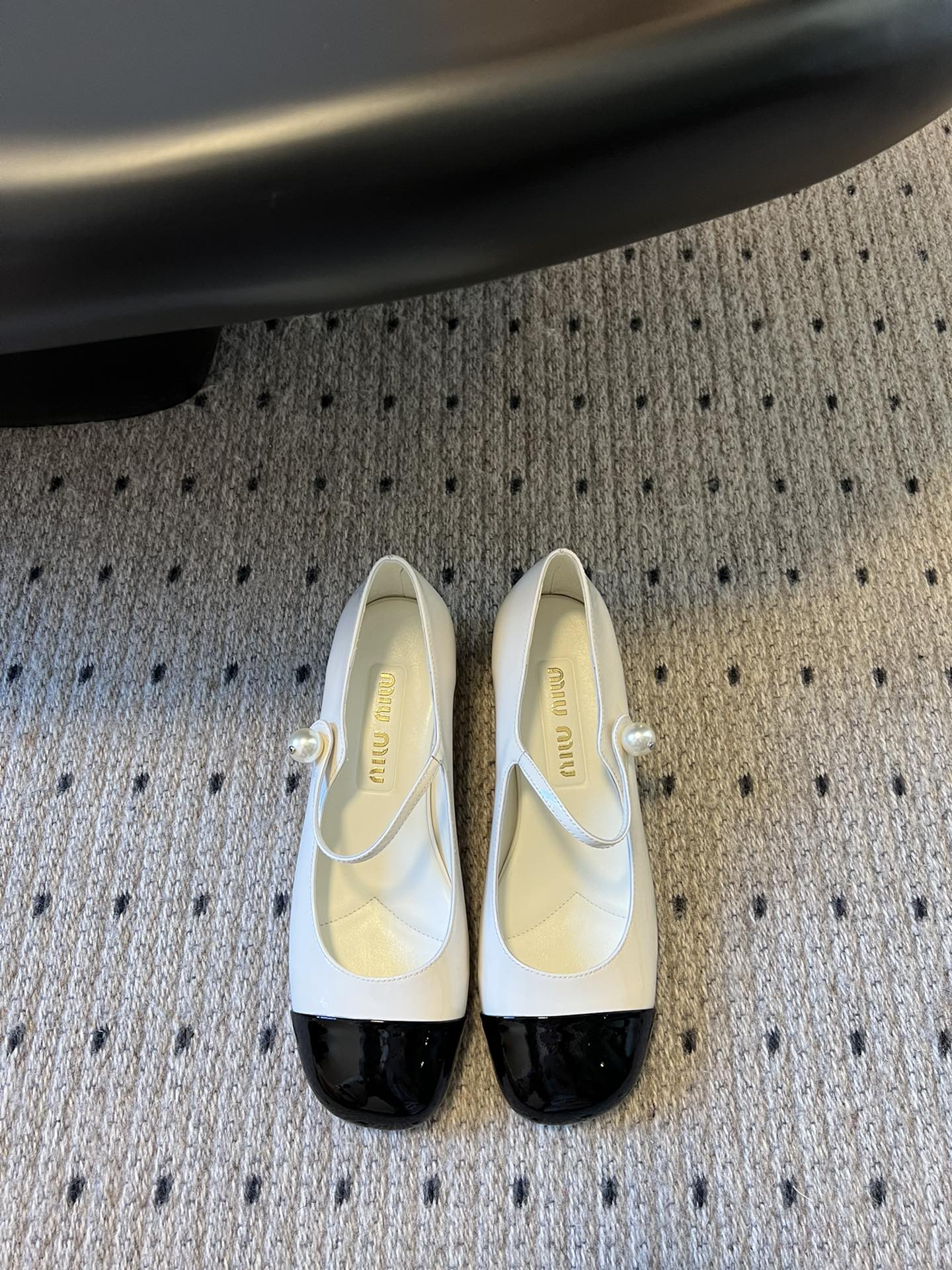 
Miu Miu | 缪缪 2025早春新品珍珠扣粗跟玛丽珍

专柜主打最新走秀款 蝴蝶结复古玛丽珍粗跟