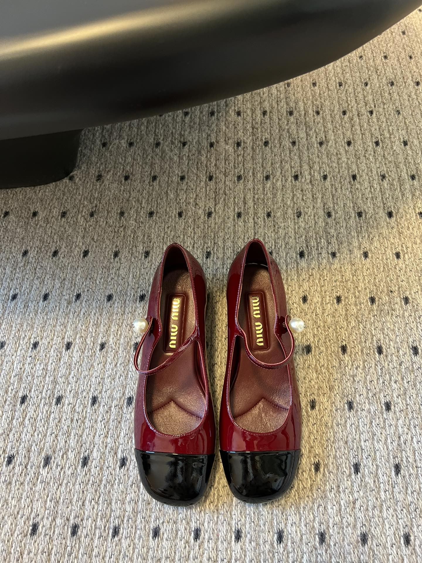 
Miu Miu | 缪缪 2025早春新品珍珠扣粗跟玛丽珍

专柜主打最新走秀款 蝴蝶结复古玛丽珍粗跟