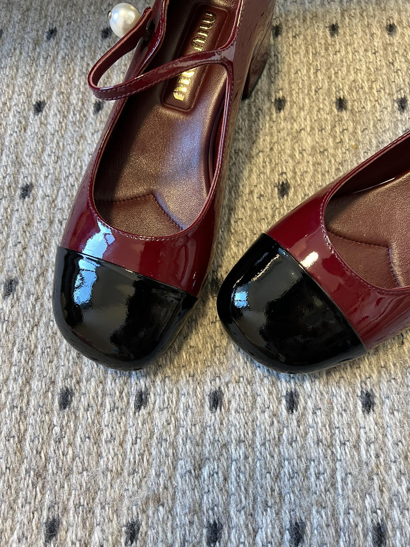 
Miu Miu | 缪缪 2025早春新品珍珠扣粗跟玛丽珍

专柜主打最新走秀款 蝴蝶结复古玛丽珍粗跟