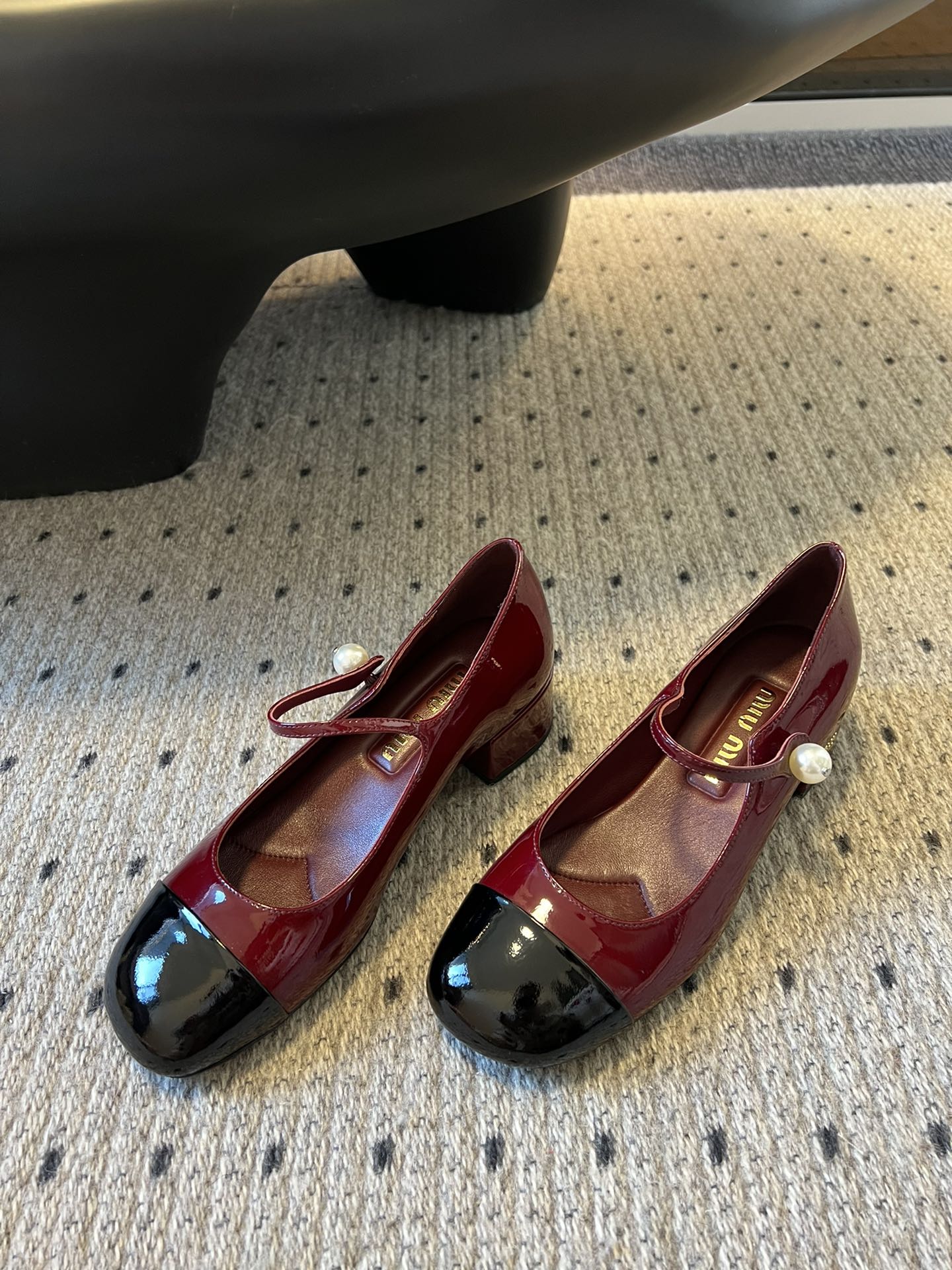 
Miu Miu | 缪缪 2025早春新品珍珠扣粗跟玛丽珍

专柜主打最新走秀款 蝴蝶结复古玛丽珍粗跟