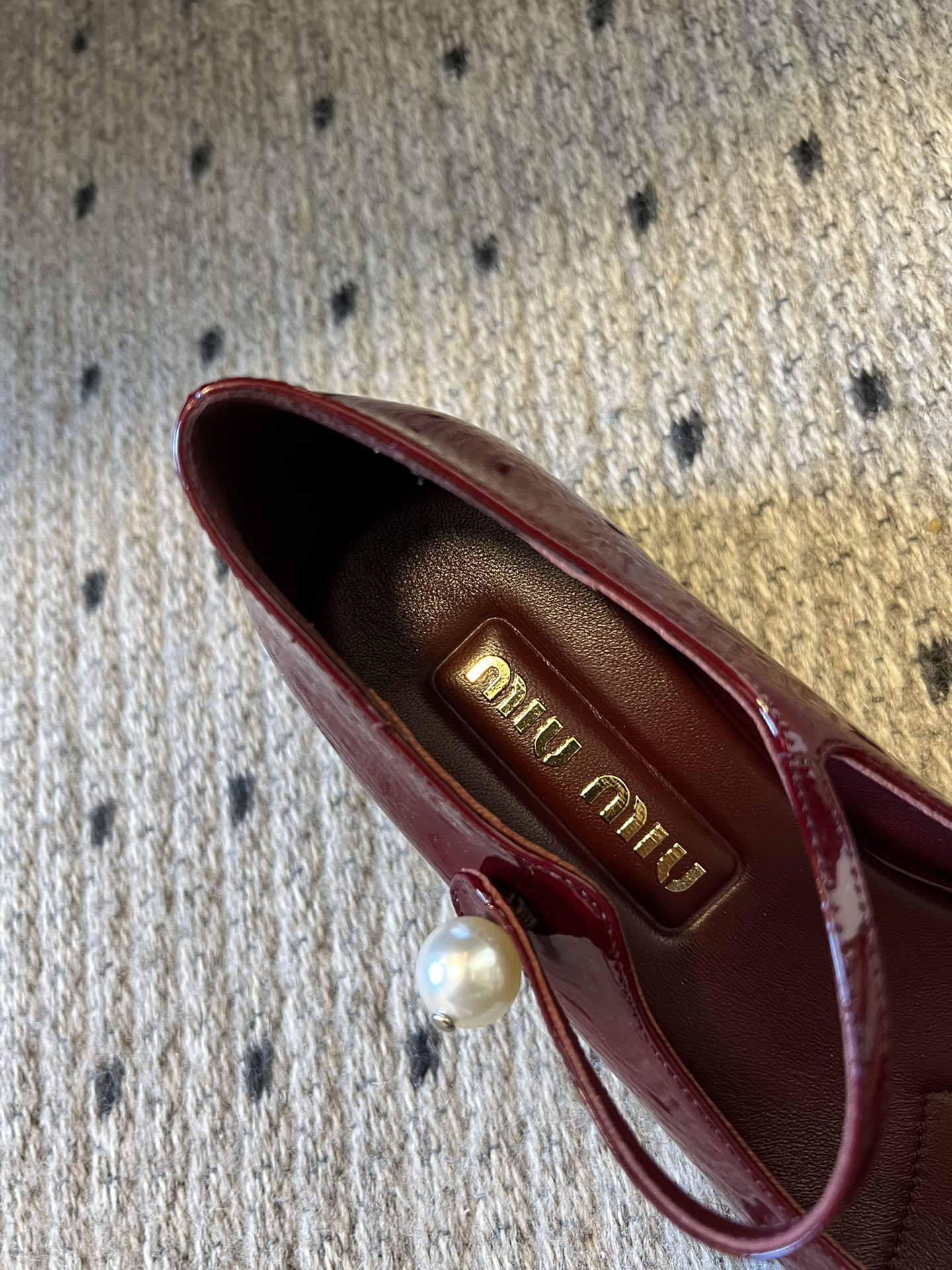 
Miu Miu | 缪缪 2025早春新品珍珠扣粗跟玛丽珍

专柜主打最新走秀款 蝴蝶结复古玛丽珍粗跟