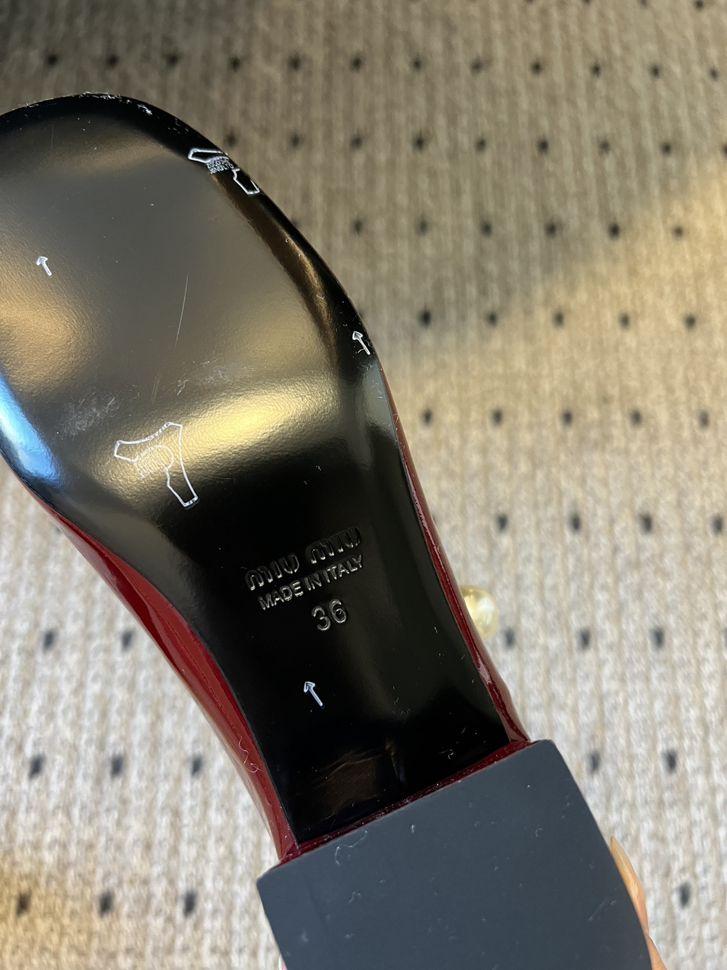 
Miu Miu | 缪缪 2025早春新品珍珠扣粗跟玛丽珍

专柜主打最新走秀款 蝴蝶结复古玛丽珍粗跟