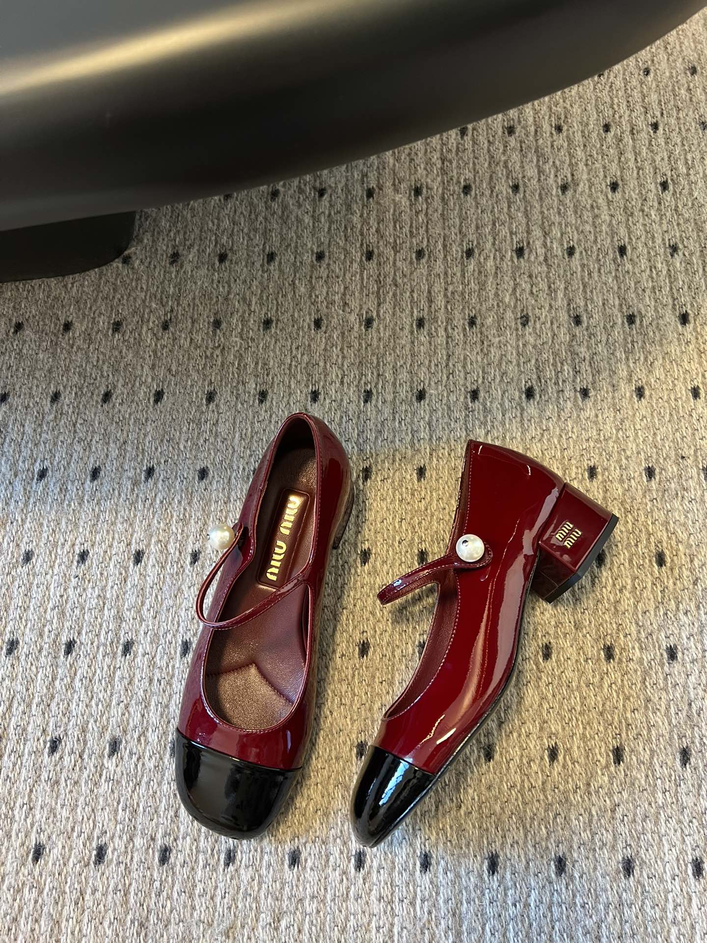 
Miu Miu | 缪缪 2025早春新品珍珠扣粗跟玛丽珍

专柜主打最新走秀款 蝴蝶结复古玛丽珍粗跟