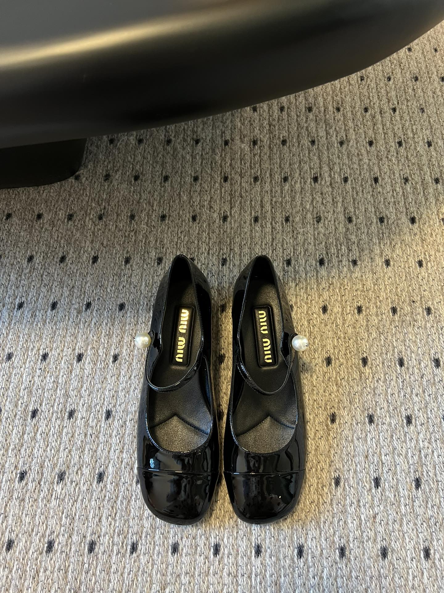 
Miu Miu | 缪缪 2025早春新品珍珠扣粗跟玛丽珍

专柜主打最新走秀款 蝴蝶结复古玛丽珍粗跟