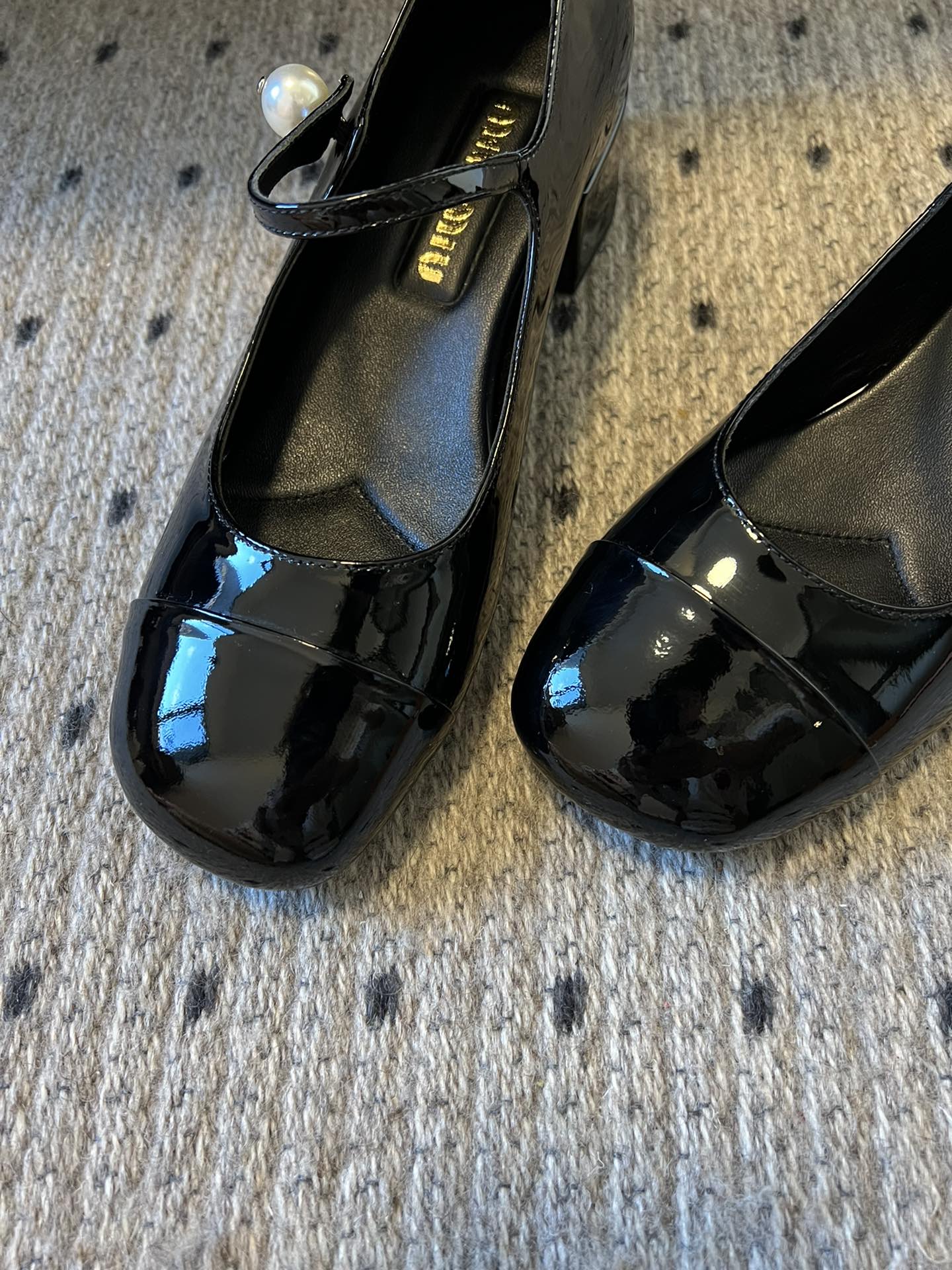 
Miu Miu | 缪缪 2025早春新品珍珠扣粗跟玛丽珍

专柜主打最新走秀款 蝴蝶结复古玛丽珍粗跟
