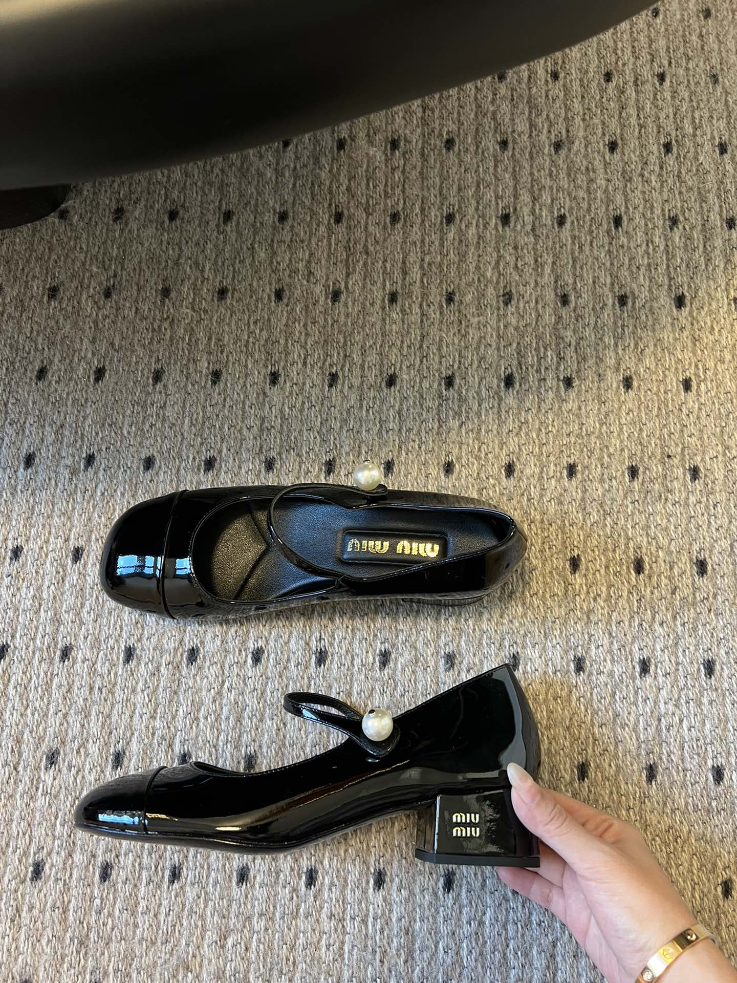 
Miu Miu | 缪缪 2025早春新品珍珠扣粗跟玛丽珍

专柜主打最新走秀款 蝴蝶结复古玛丽珍粗跟