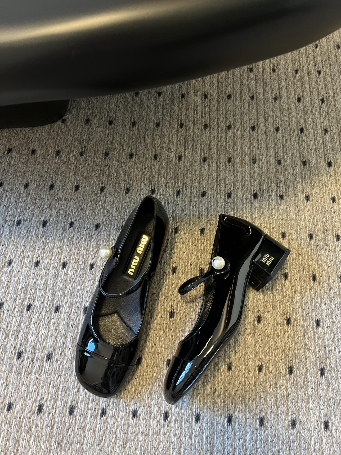 
Miu Miu | 缪缪 2025早春新品珍珠扣粗跟玛丽珍

专柜主打最新走秀款 蝴蝶结复古玛丽珍粗跟