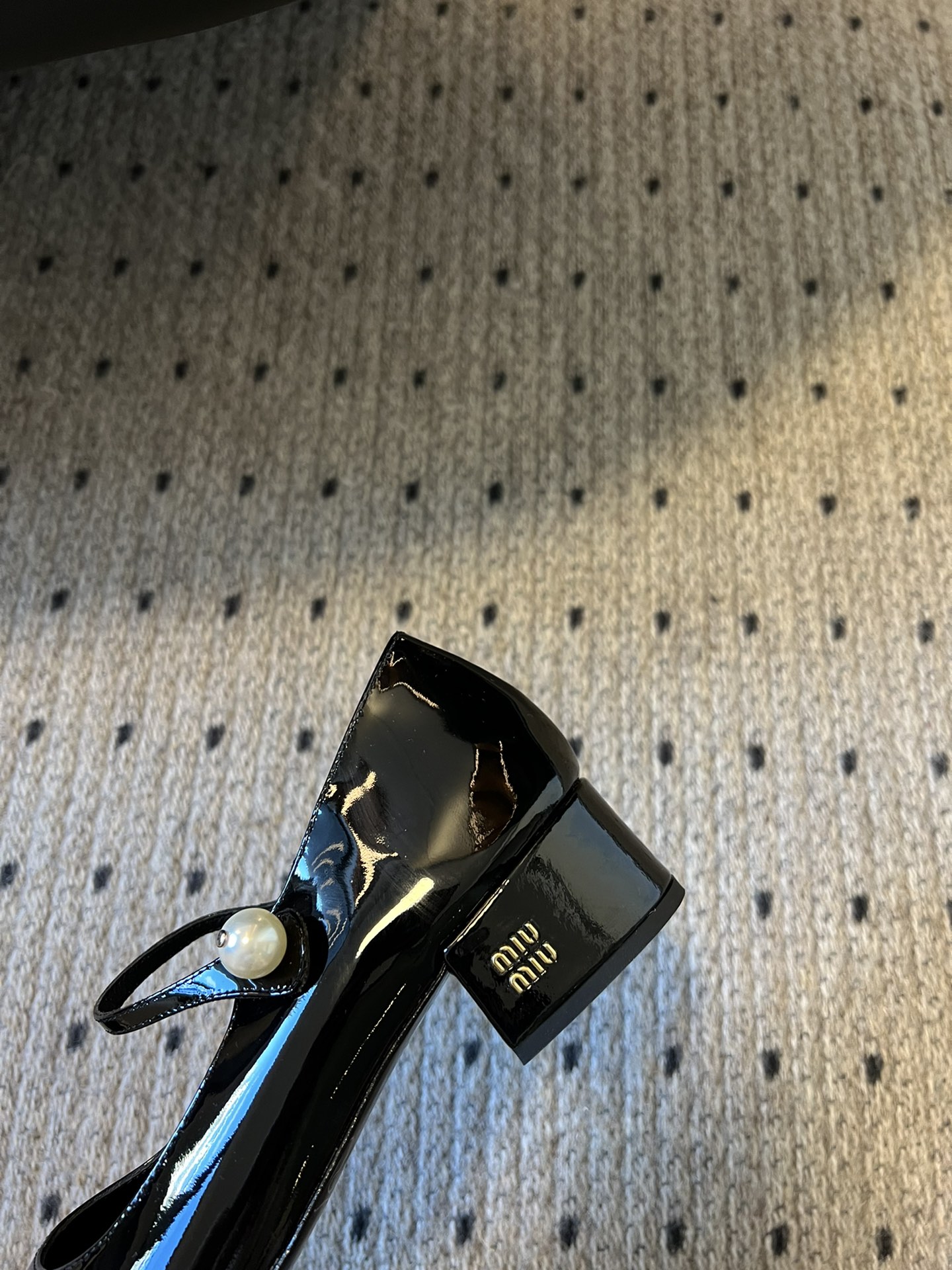 
Miu Miu | 缪缪 2025早春新品珍珠扣粗跟玛丽珍

专柜主打最新走秀款 蝴蝶结复古玛丽珍粗跟