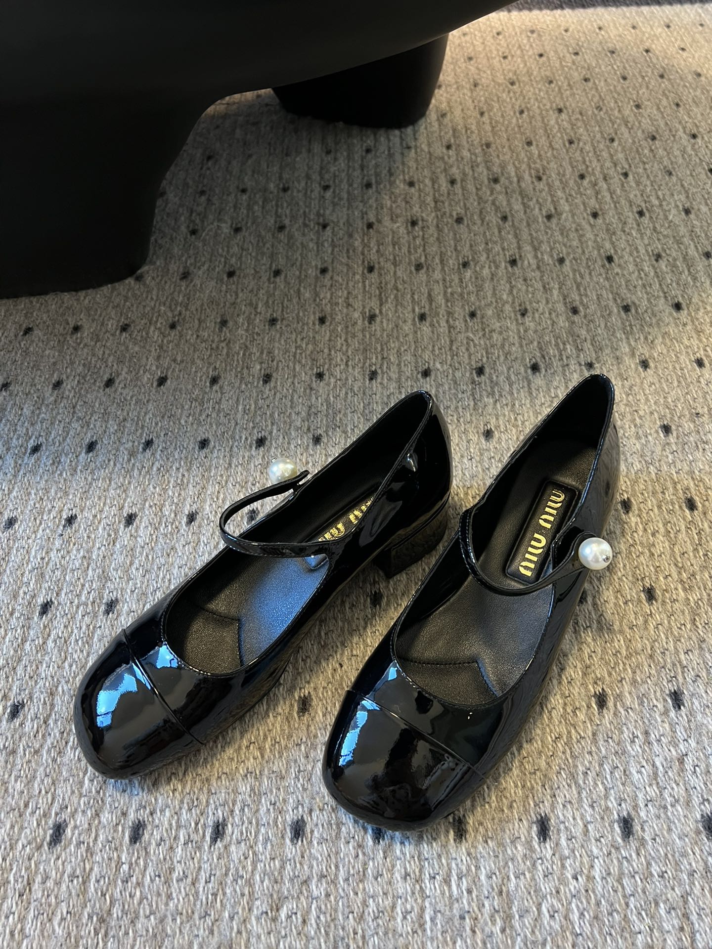 
Miu Miu | 缪缪 2025早春新品珍珠扣粗跟玛丽珍

专柜主打最新走秀款 蝴蝶结复古玛丽珍粗跟