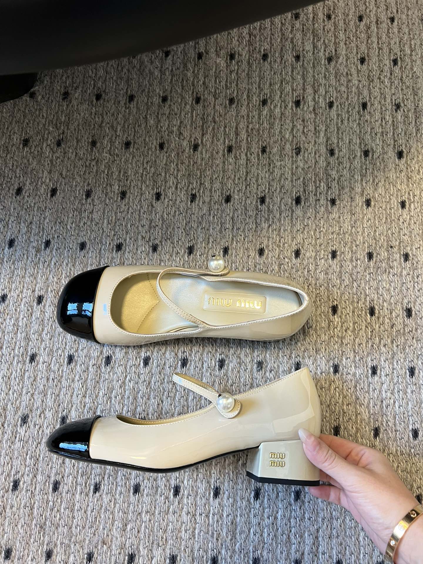 
Miu Miu | 缪缪 2025早春新品珍珠扣粗跟玛丽珍

专柜主打最新走秀款 蝴蝶结复古玛丽珍粗跟