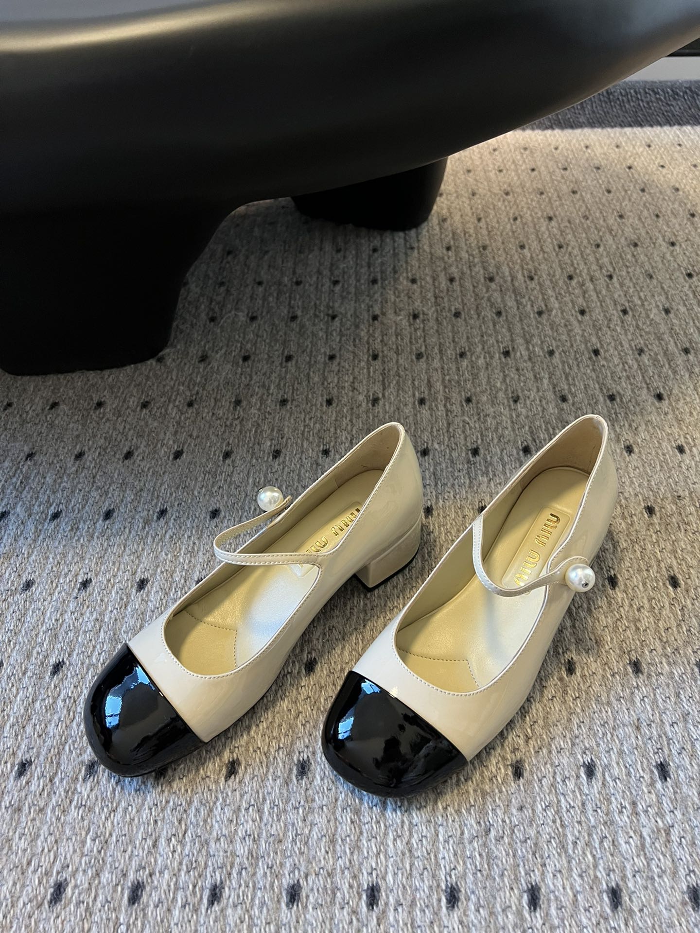 
Miu Miu | 缪缪 2025早春新品珍珠扣粗跟玛丽珍

专柜主打最新走秀款 蝴蝶结复古玛丽珍粗跟