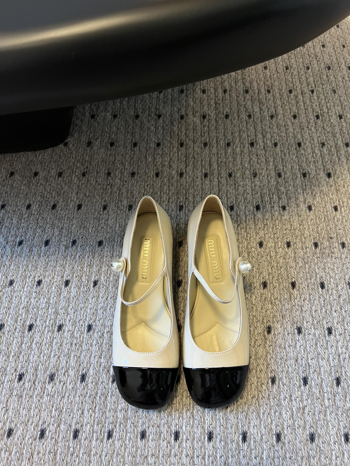 
Miu Miu | 缪缪 2025早春新品珍珠扣粗跟玛丽珍

专柜主打最新走秀款 蝴蝶结复古玛丽珍粗跟