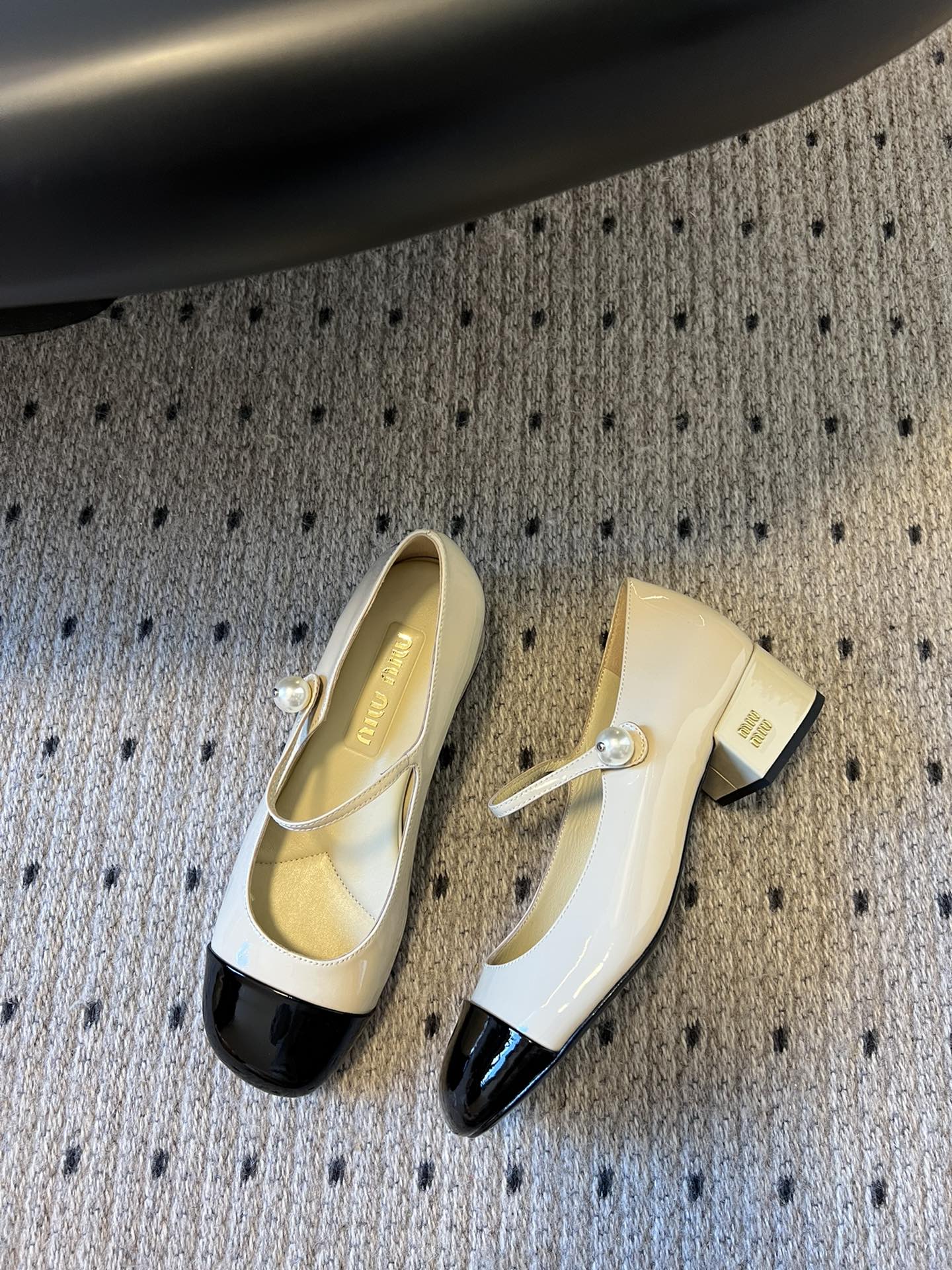 
Miu Miu | 缪缪 2025早春新品珍珠扣粗跟玛丽珍

专柜主打最新走秀款 蝴蝶结复古玛丽珍粗跟