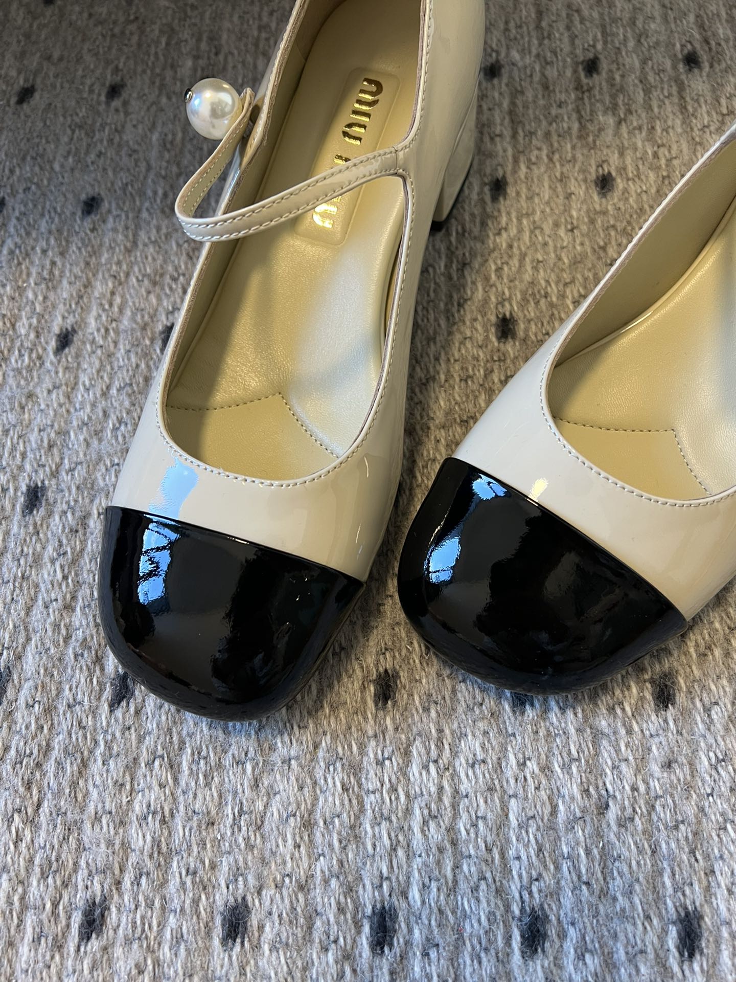 
Miu Miu | 缪缪 2025早春新品珍珠扣粗跟玛丽珍

专柜主打最新走秀款 蝴蝶结复古玛丽珍粗跟