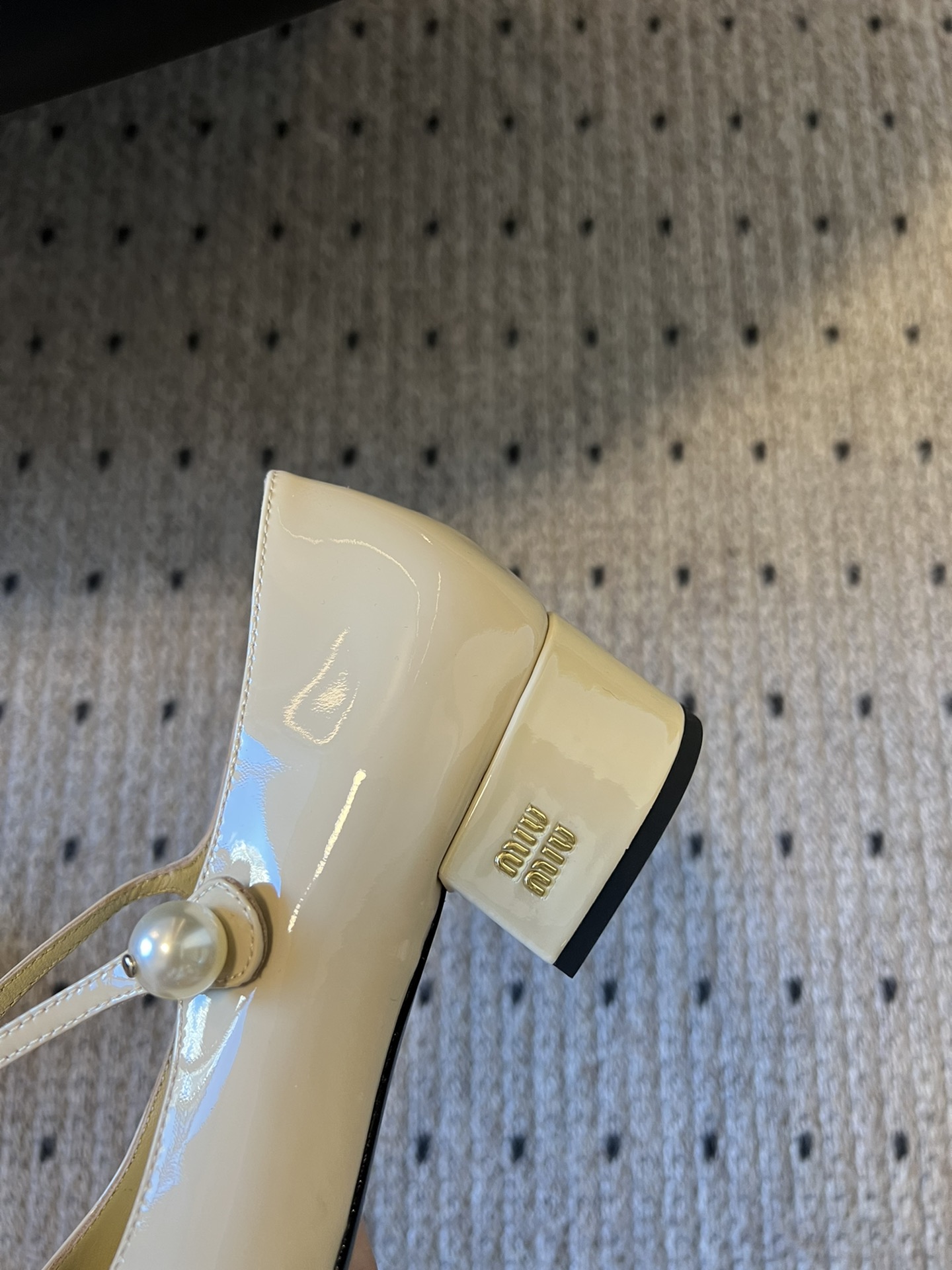
Miu Miu | 缪缪 2025早春新品珍珠扣粗跟玛丽珍

专柜主打最新走秀款 蝴蝶结复古玛丽珍粗跟