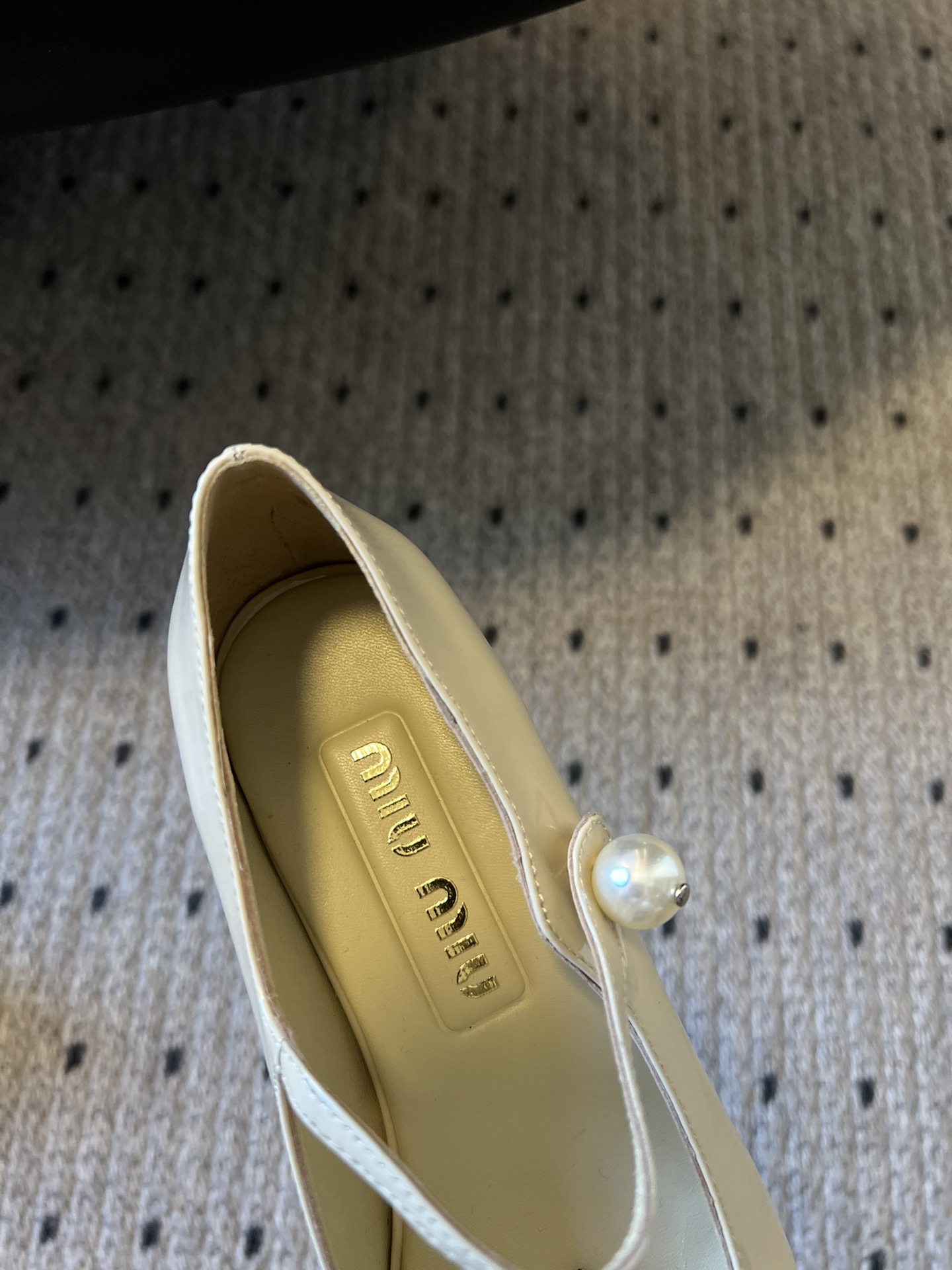 
Miu Miu | 缪缪 2025早春新品珍珠扣粗跟玛丽珍

专柜主打最新走秀款 蝴蝶结复古玛丽珍粗跟