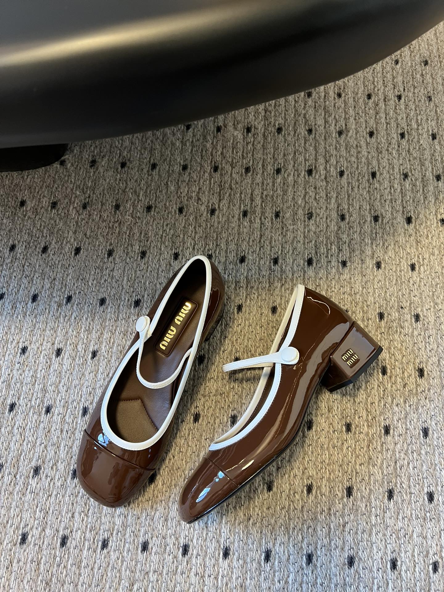 
Miu Miu | 缪缪 2025早春新品钮扣粗跟玛丽珍

专柜主打最新走秀款 蝴蝶结复古玛丽珍粗跟单