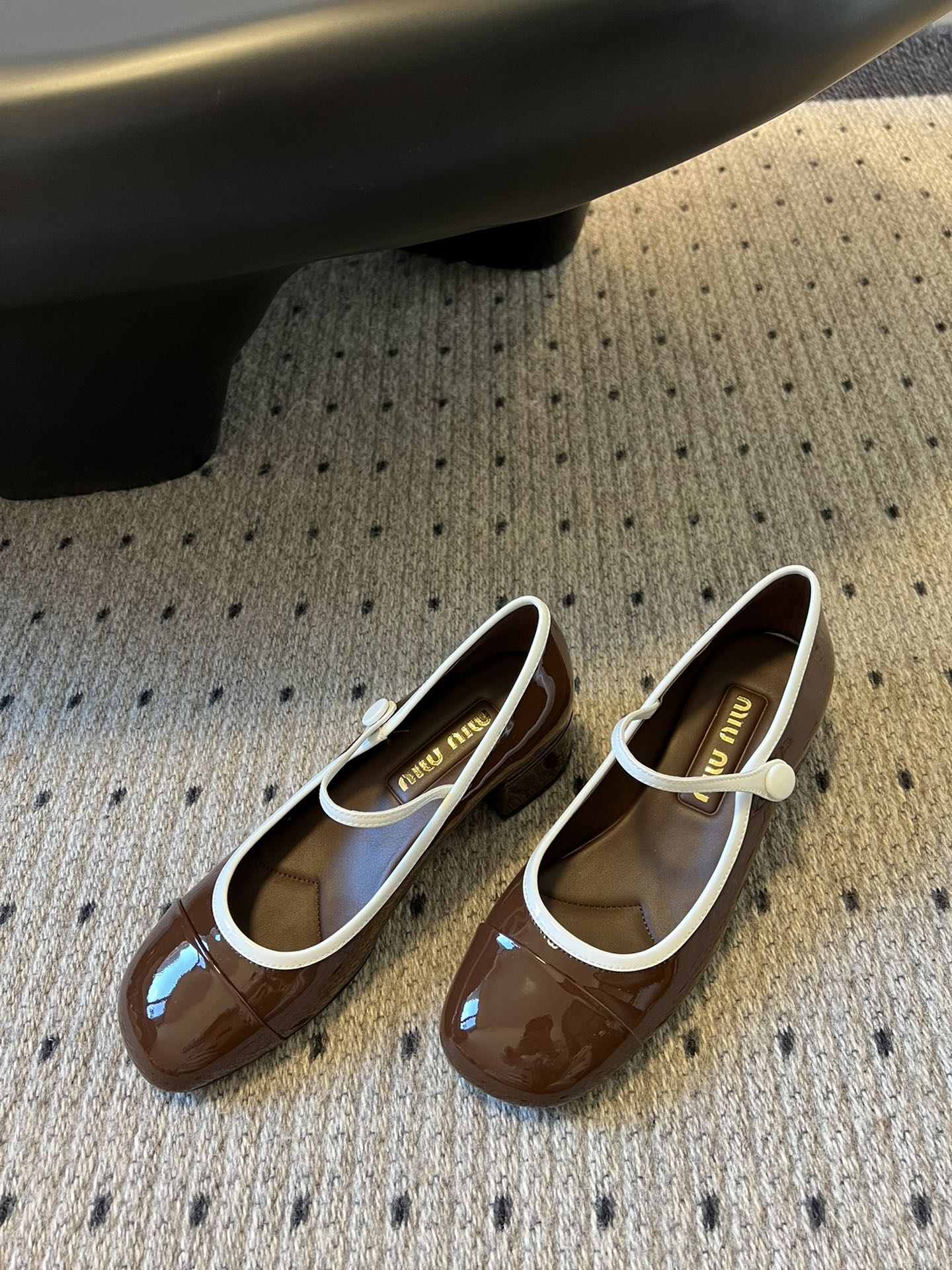 
Miu Miu | 缪缪 2025早春新品钮扣粗跟玛丽珍

专柜主打最新走秀款 蝴蝶结复古玛丽珍粗跟单
