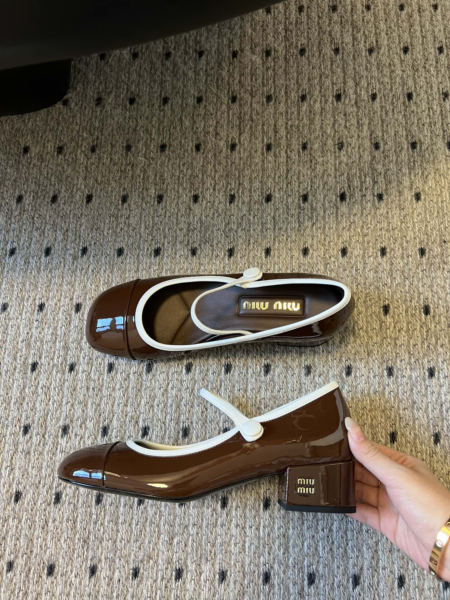
Miu Miu | 缪缪 2025早春新品钮扣粗跟玛丽珍

专柜主打最新走秀款 蝴蝶结复古玛丽珍粗跟单