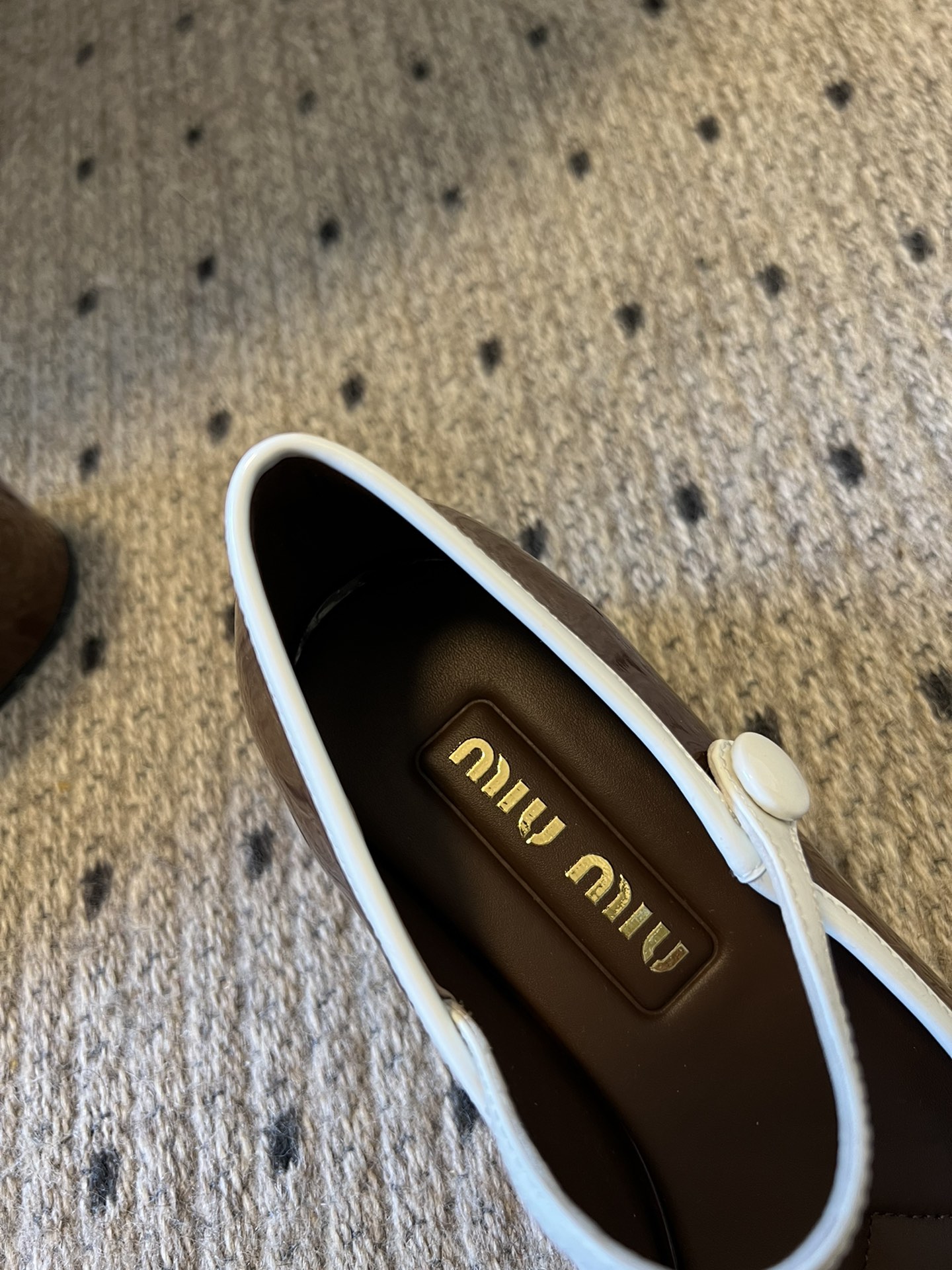 
Miu Miu | 缪缪 2025早春新品钮扣粗跟玛丽珍

专柜主打最新走秀款 蝴蝶结复古玛丽珍粗跟单