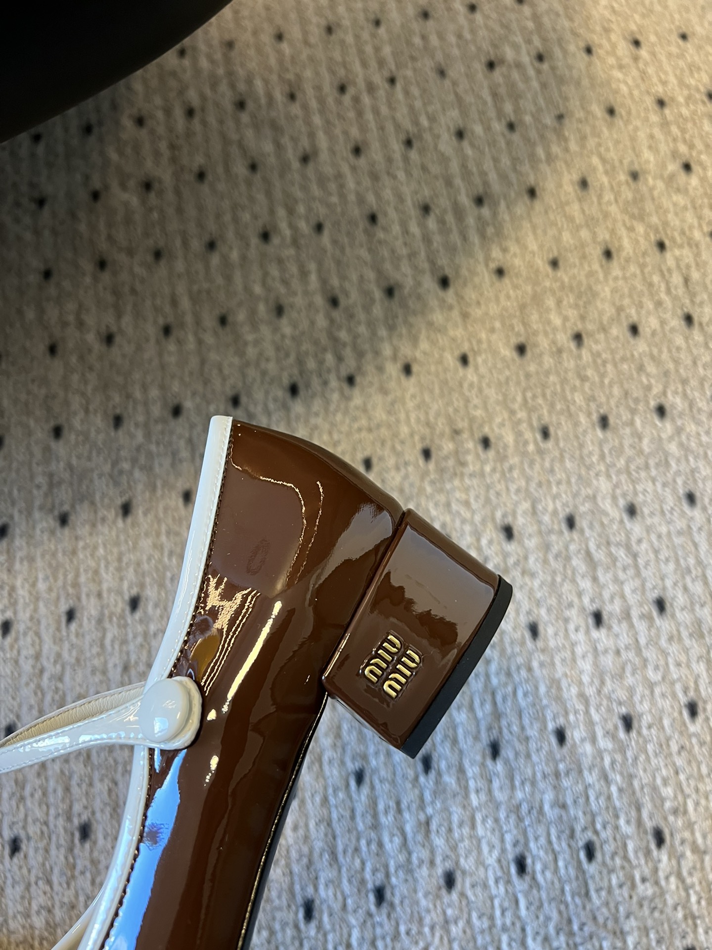 
Miu Miu | 缪缪 2025早春新品钮扣粗跟玛丽珍

专柜主打最新走秀款 蝴蝶结复古玛丽珍粗跟单
