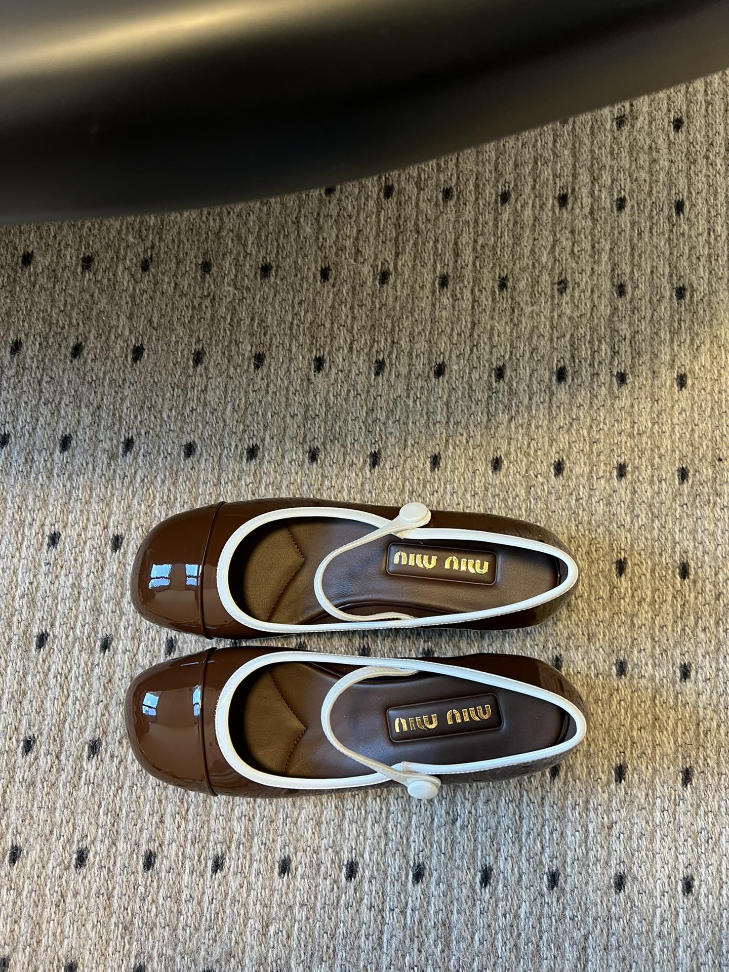 
Miu Miu | 缪缪 2025早春新品钮扣粗跟玛丽珍

专柜主打最新走秀款 蝴蝶结复古玛丽珍粗跟单