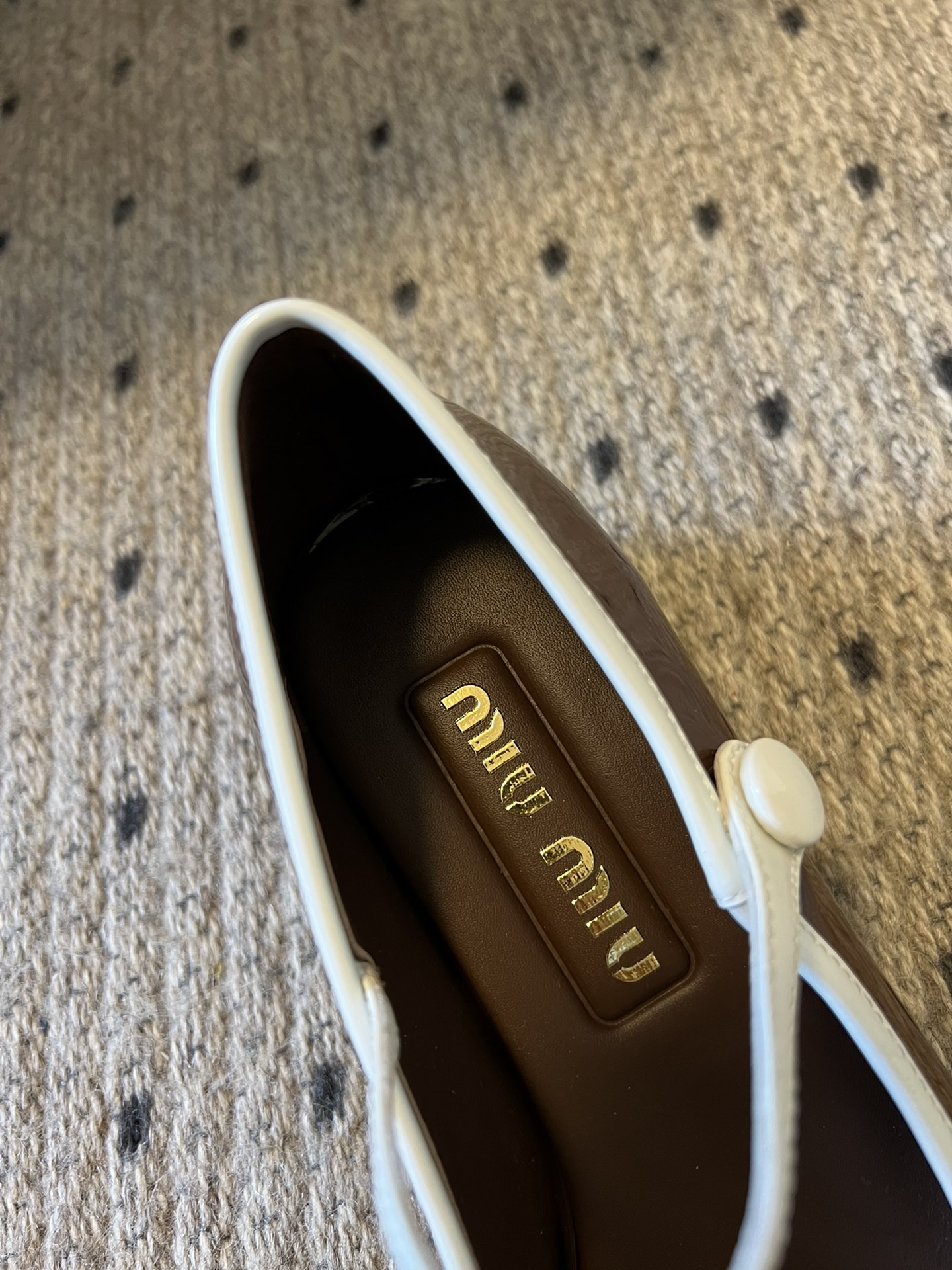 
Miu Miu | 缪缪 2025早春新品钮扣粗跟玛丽珍

专柜主打最新走秀款 蝴蝶结复古玛丽珍粗跟单